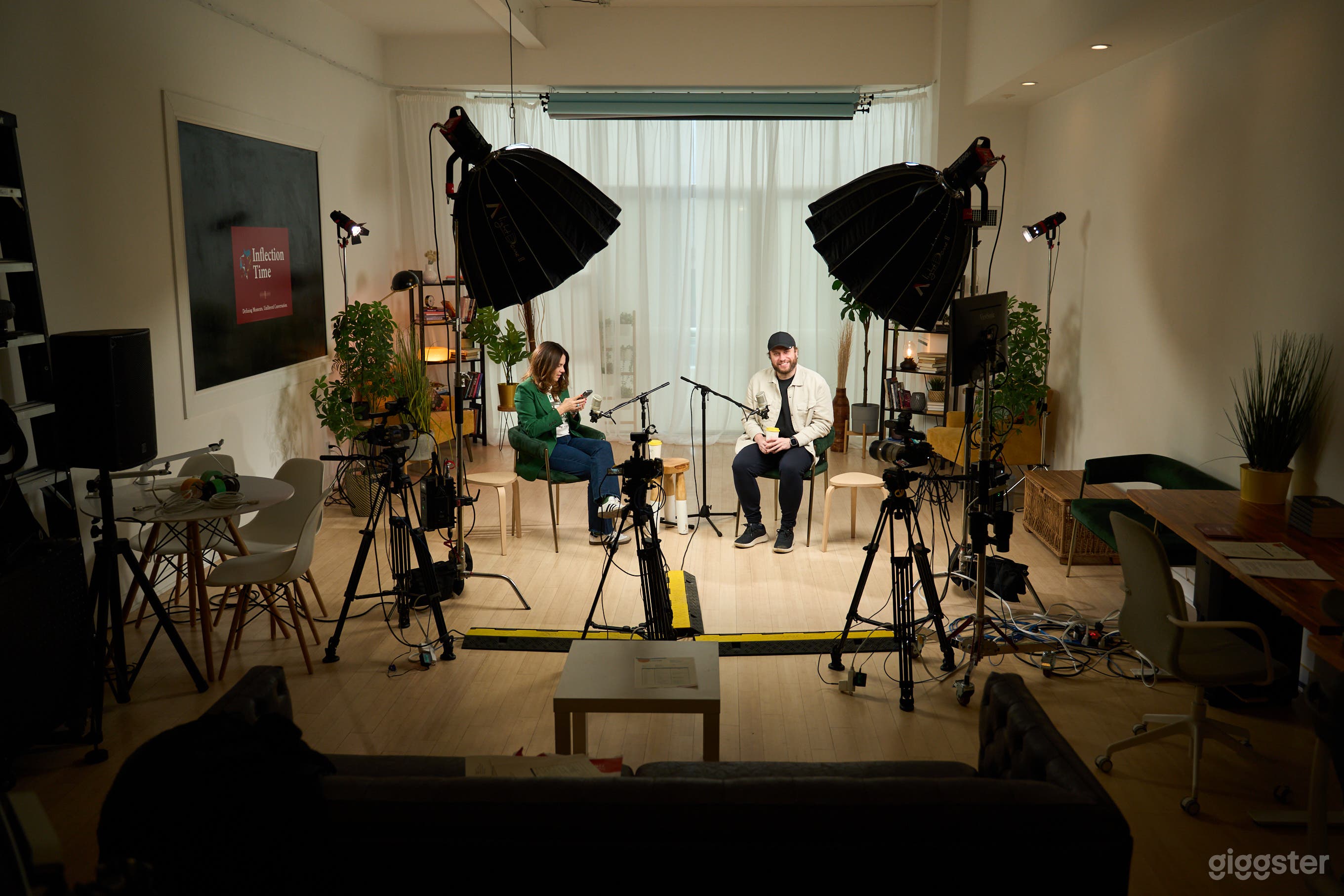 Bright, Loft-Style 1,000 SQ FT Studio Photo 4