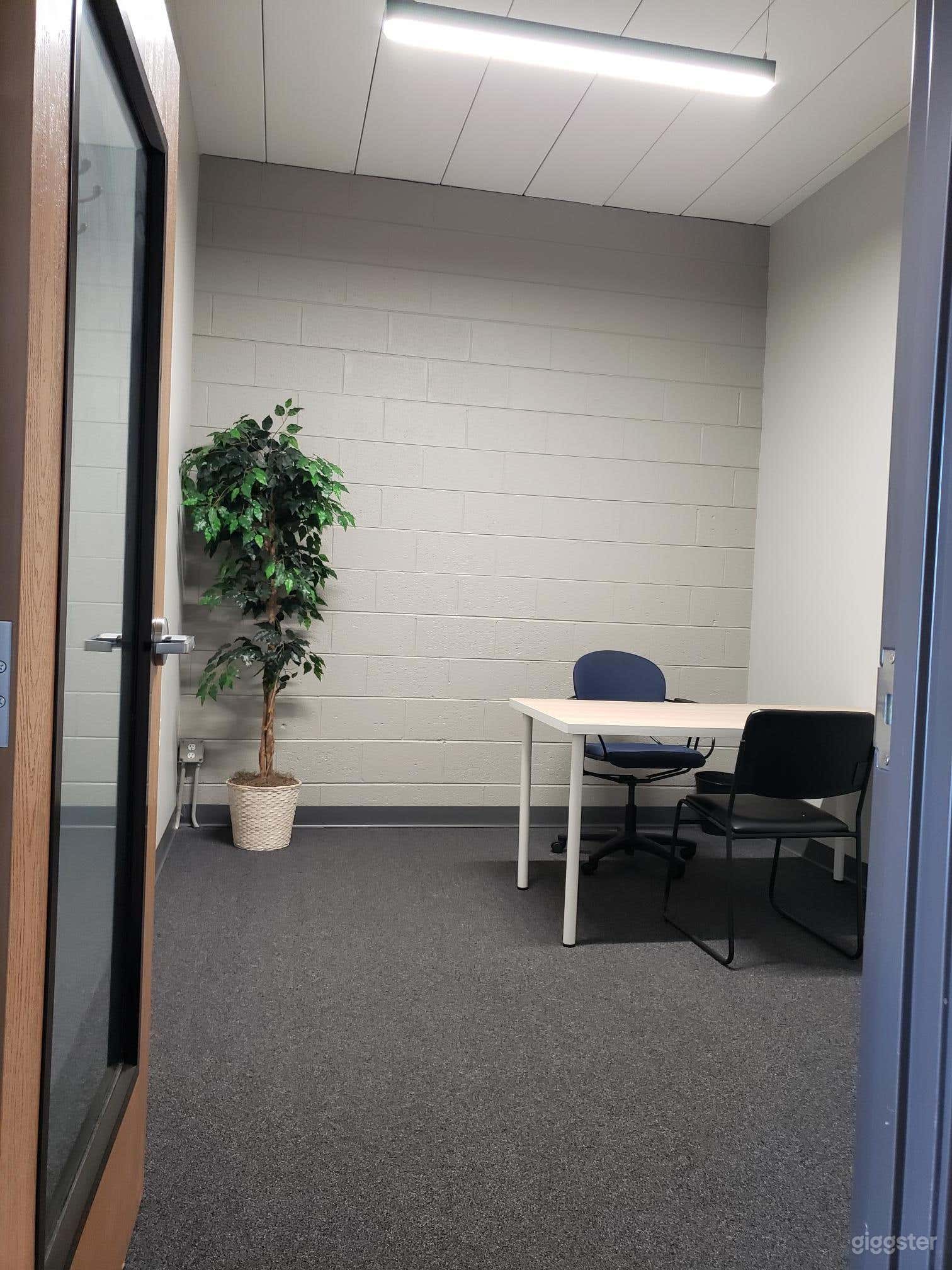 Private Small office in Livonia Photo 2