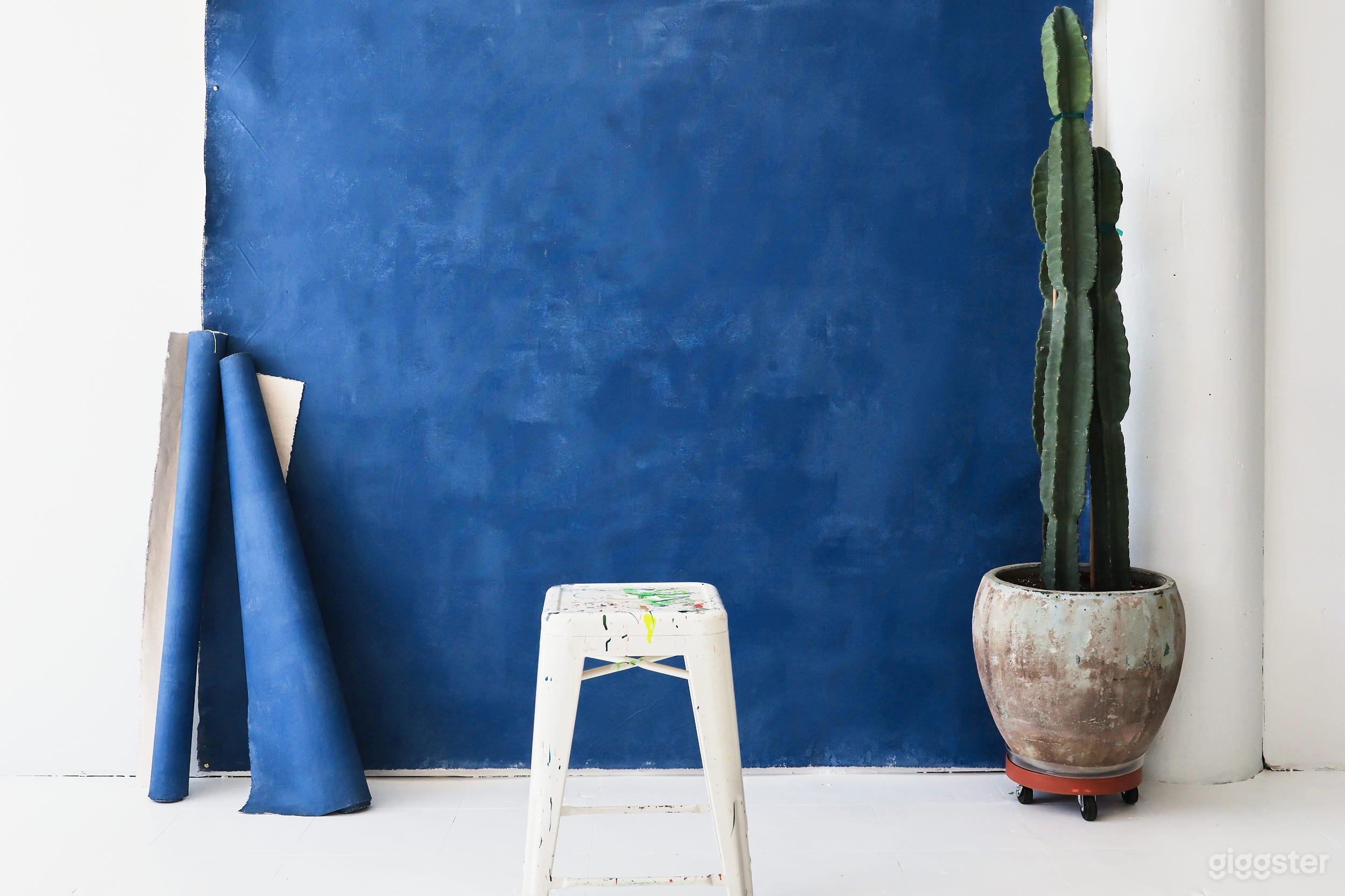 Industrial White Studio with Lots of Daylight Photo 4