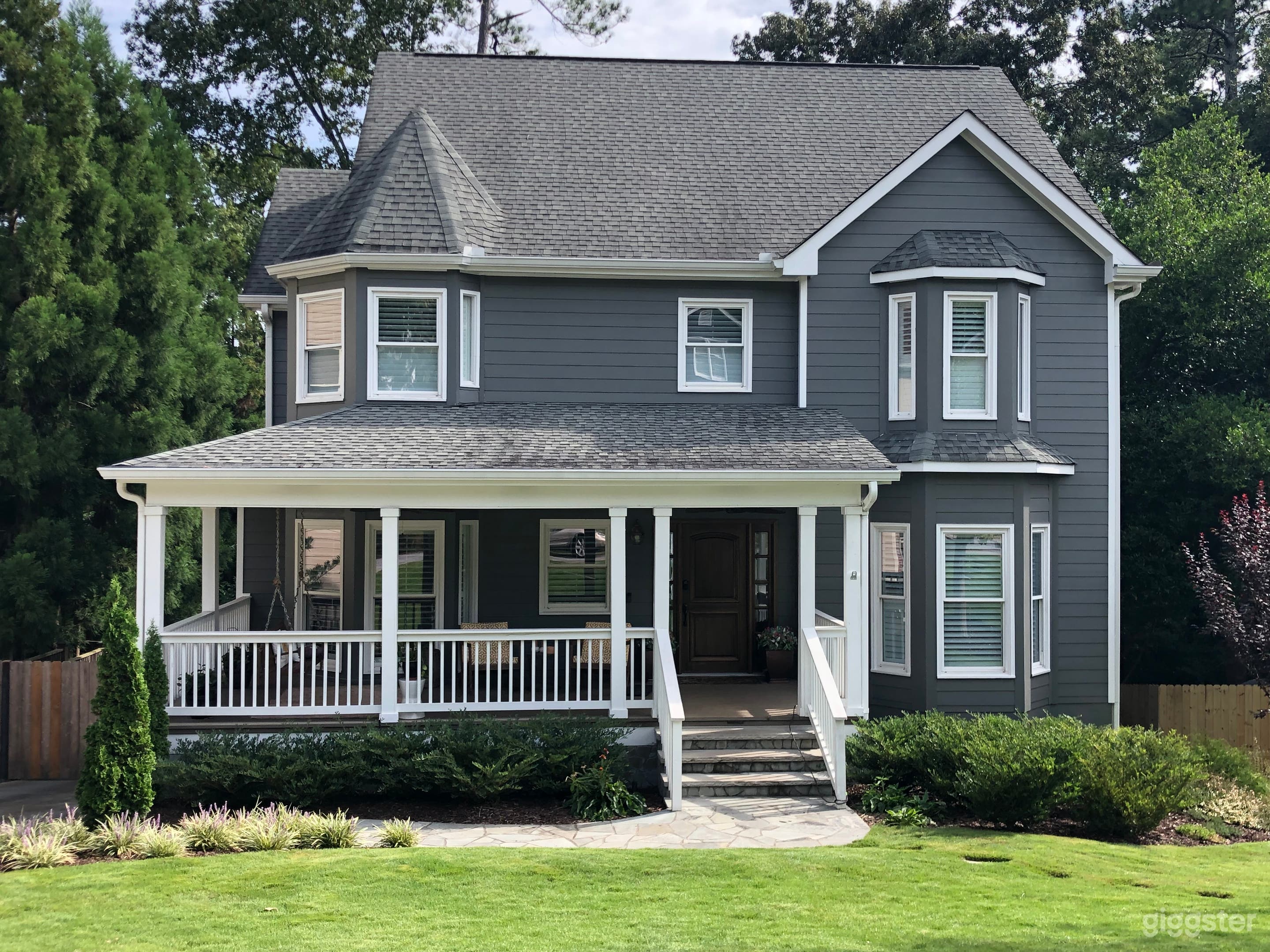 Modern Southern House with large front porch Photo 2