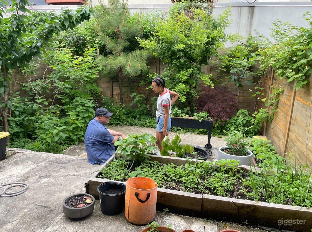 Charming Urban Gardener's Backyard Photo 4