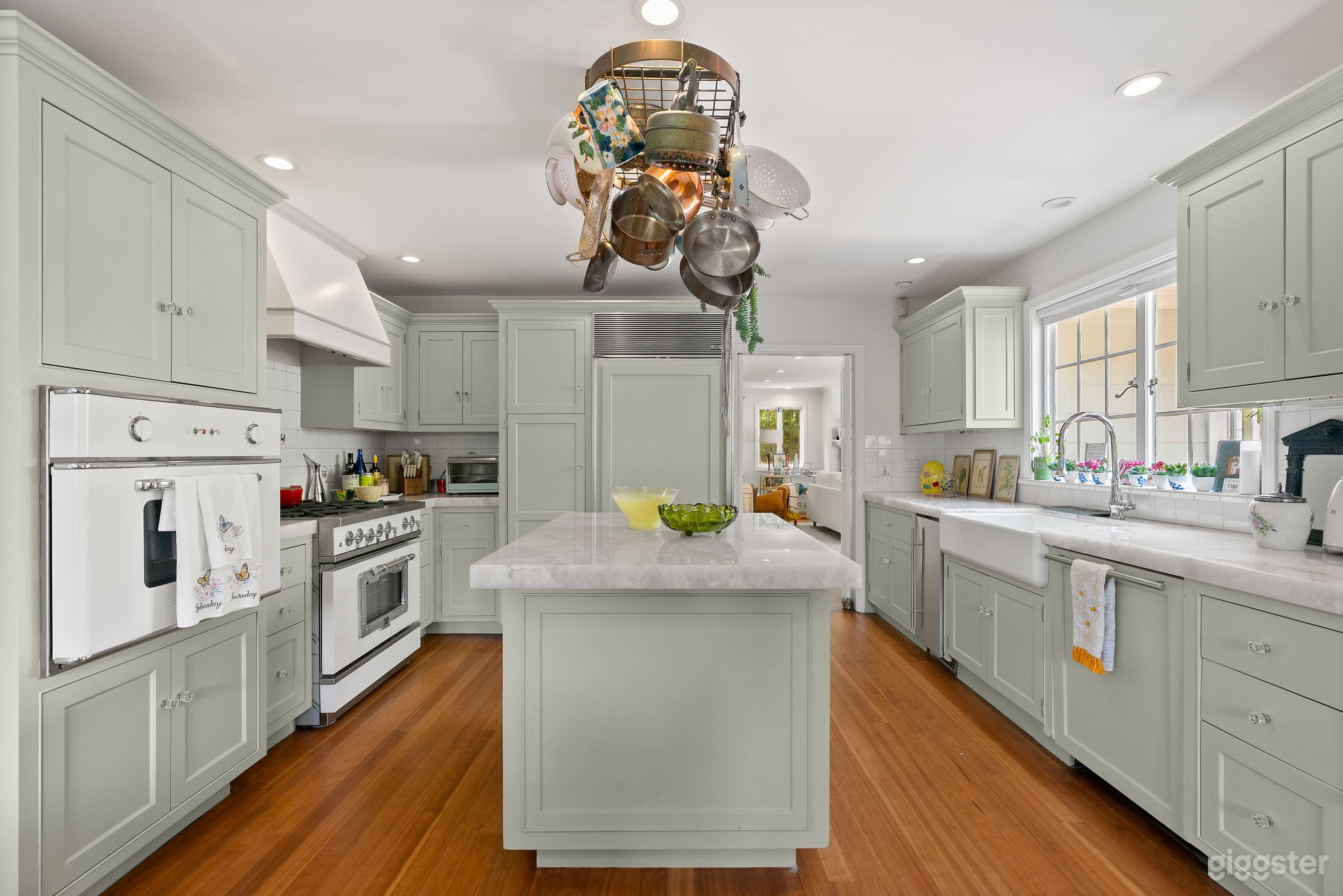 Sun-Filled Kitchen & Backyard Dining Near Sunset Blvd Photo 4