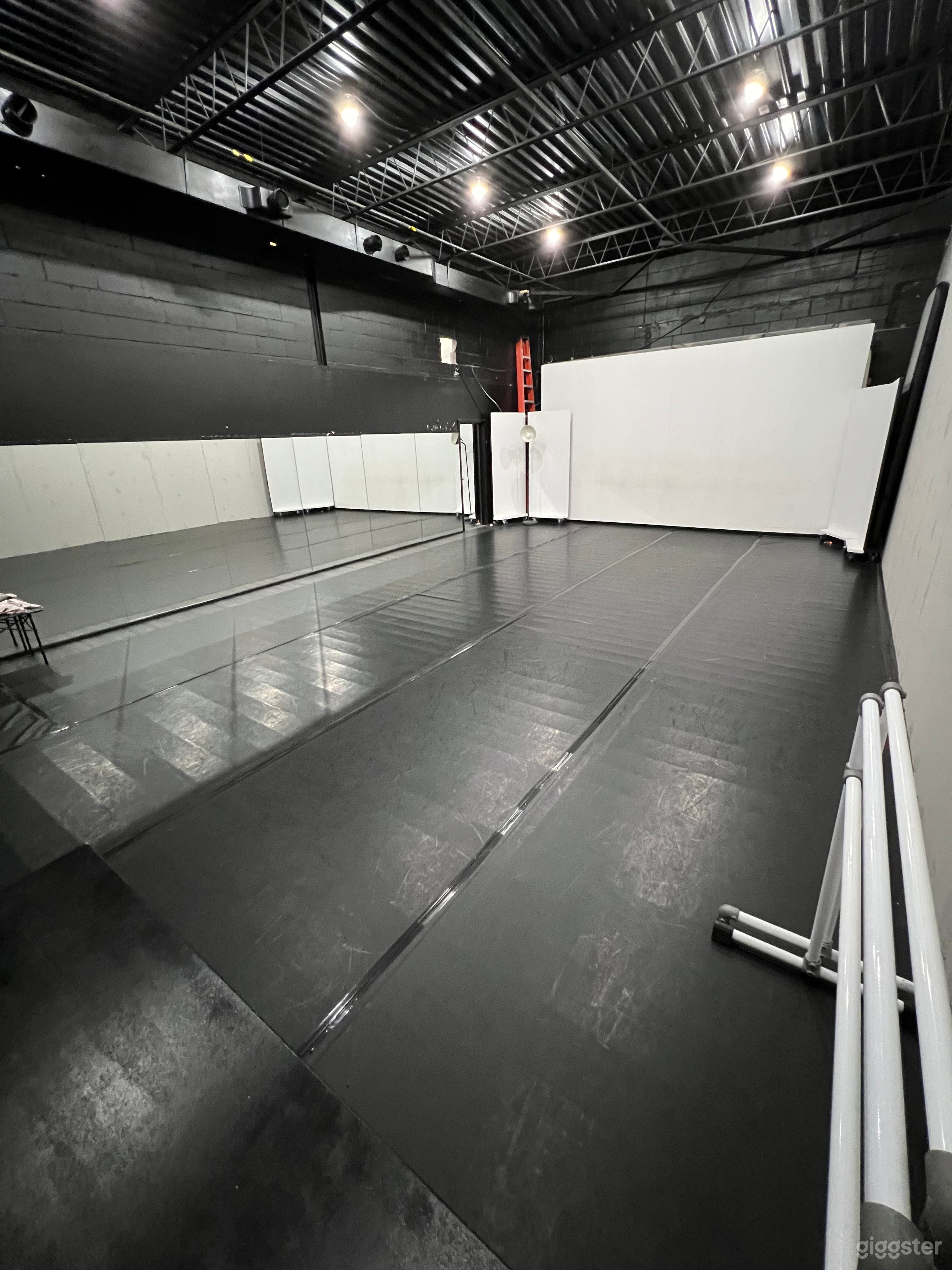 Studio For Rent  Photo 1