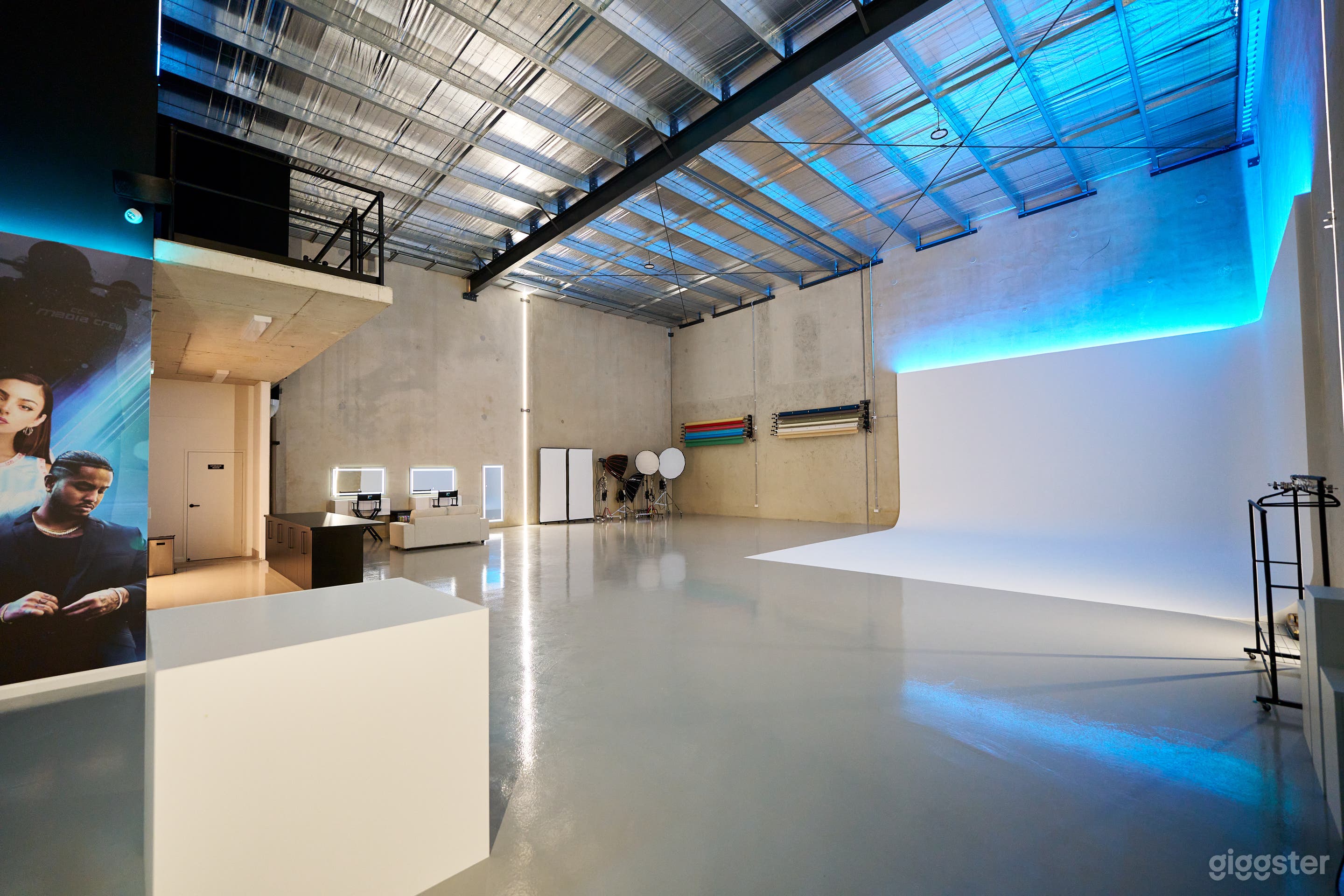 Fully Equipped Modern Production & Photo Studio Photo 3