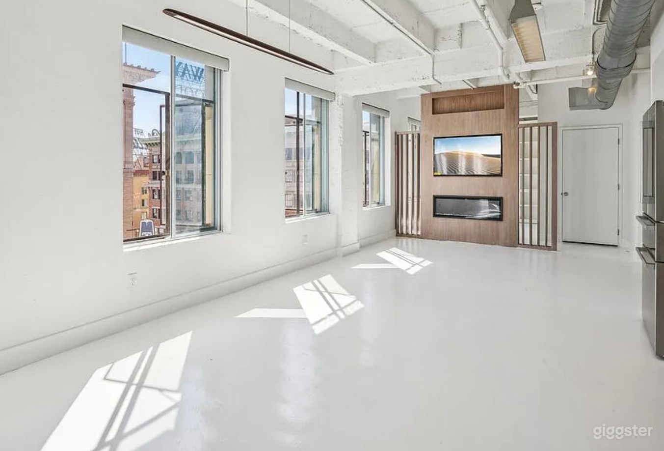 White Industrial Hollywood Skyline Loft / brick Photo 3