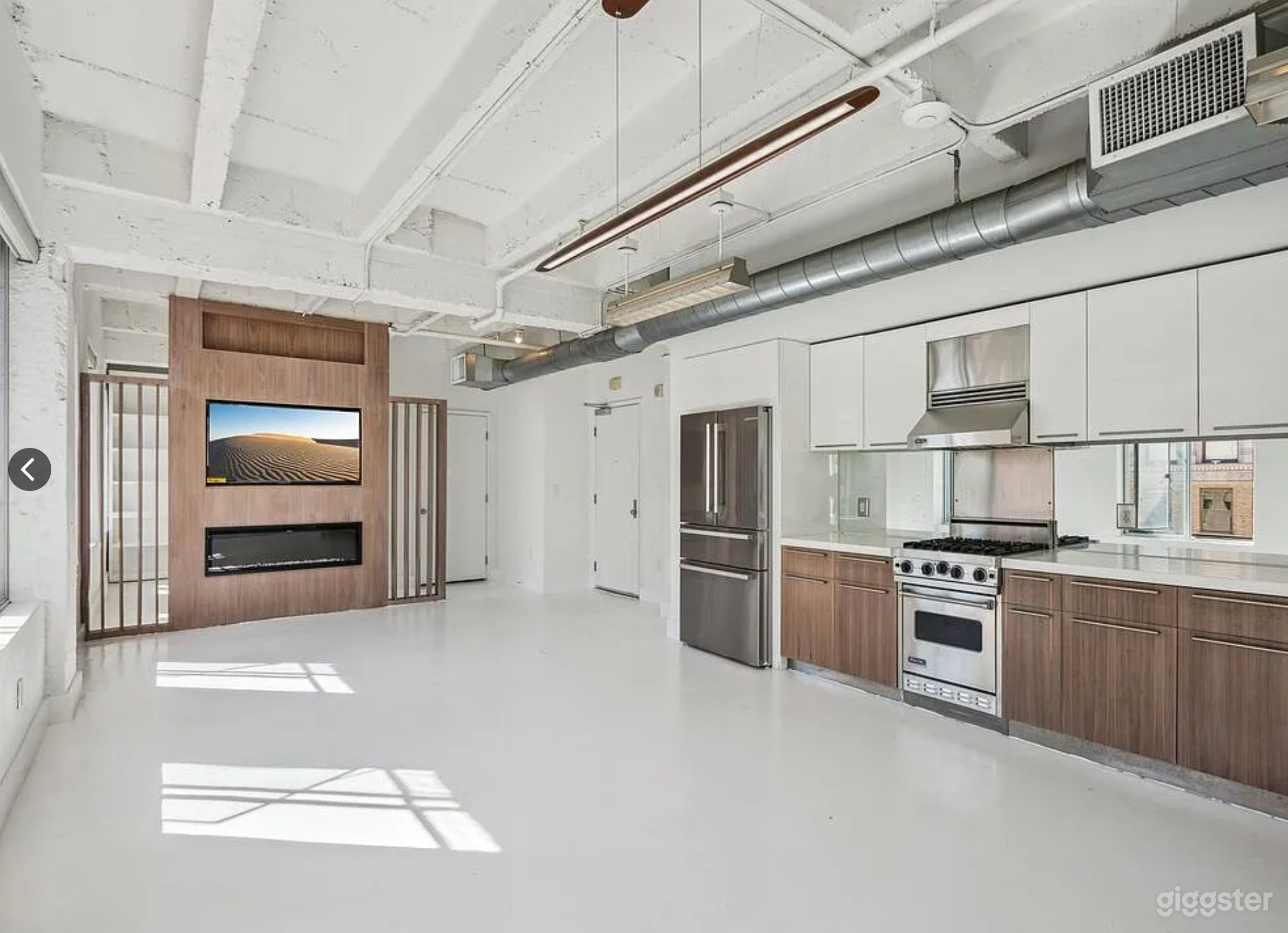 White Industrial Hollywood Skyline Loft / brick Photo 4