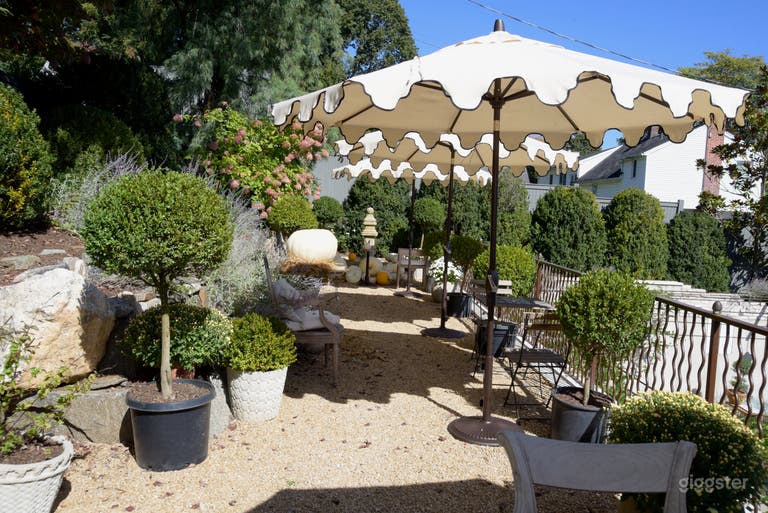  Patio de jardin élégant avec parasols et verdure 