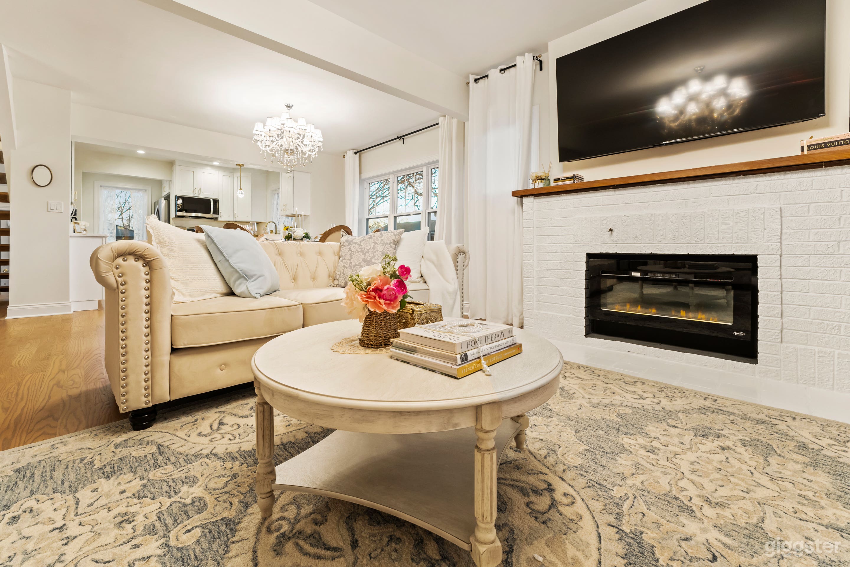 LUXURIOUS FRENCH COUNTRY COTTAGE Photo 3