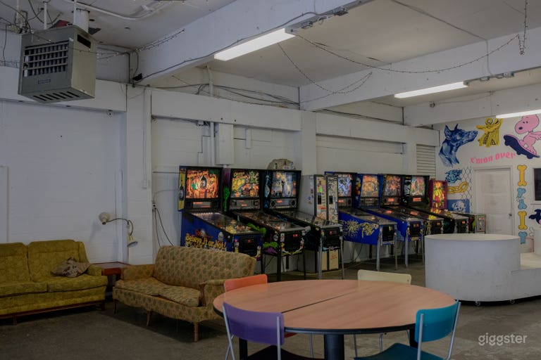  Creative Warehouse Studio  