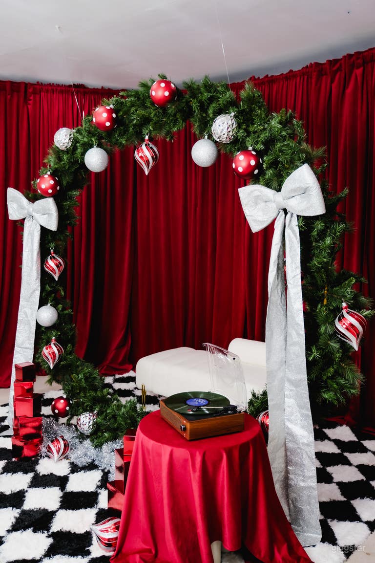  3,000 sq ft Photo Studio w/ Multi-Sets & Cyc Wall 