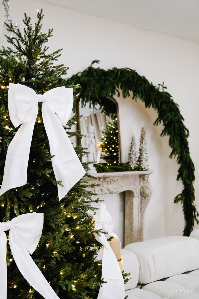  3,000 sq ft Photo Studio w/ Multi-Sets & Cyc Wall 