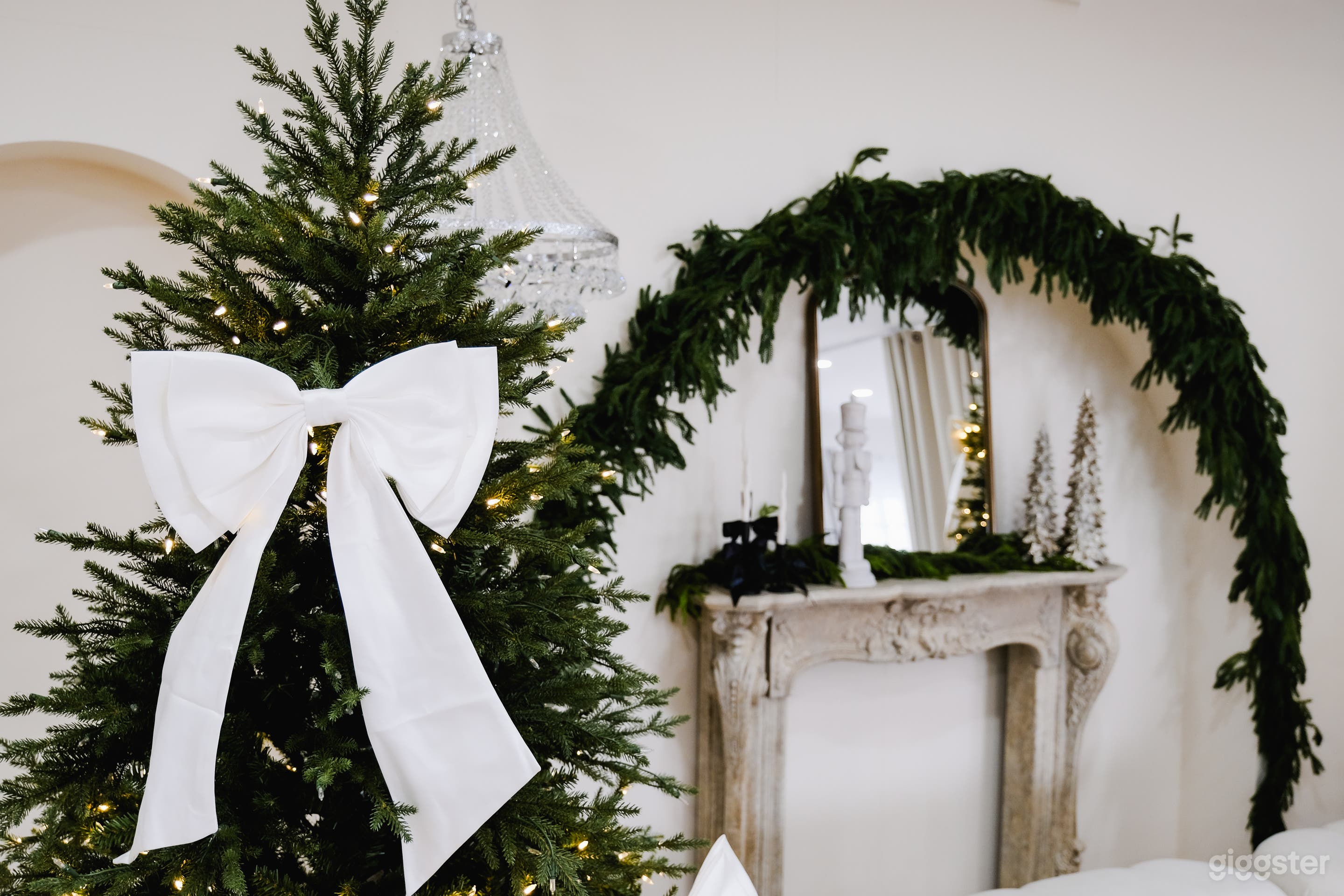 3,000 sq ft Photo Studio w/ Multi-Sets & Cyc Wall Photo 4