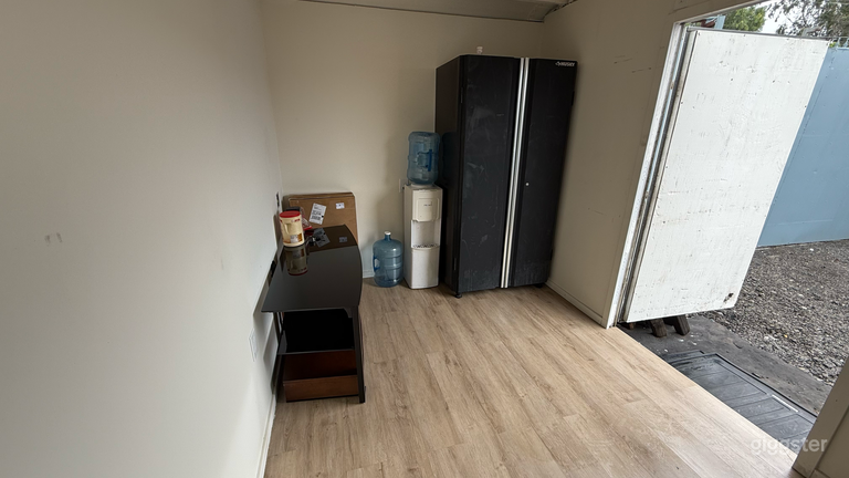  Chatarrería y espacio de oficina único 