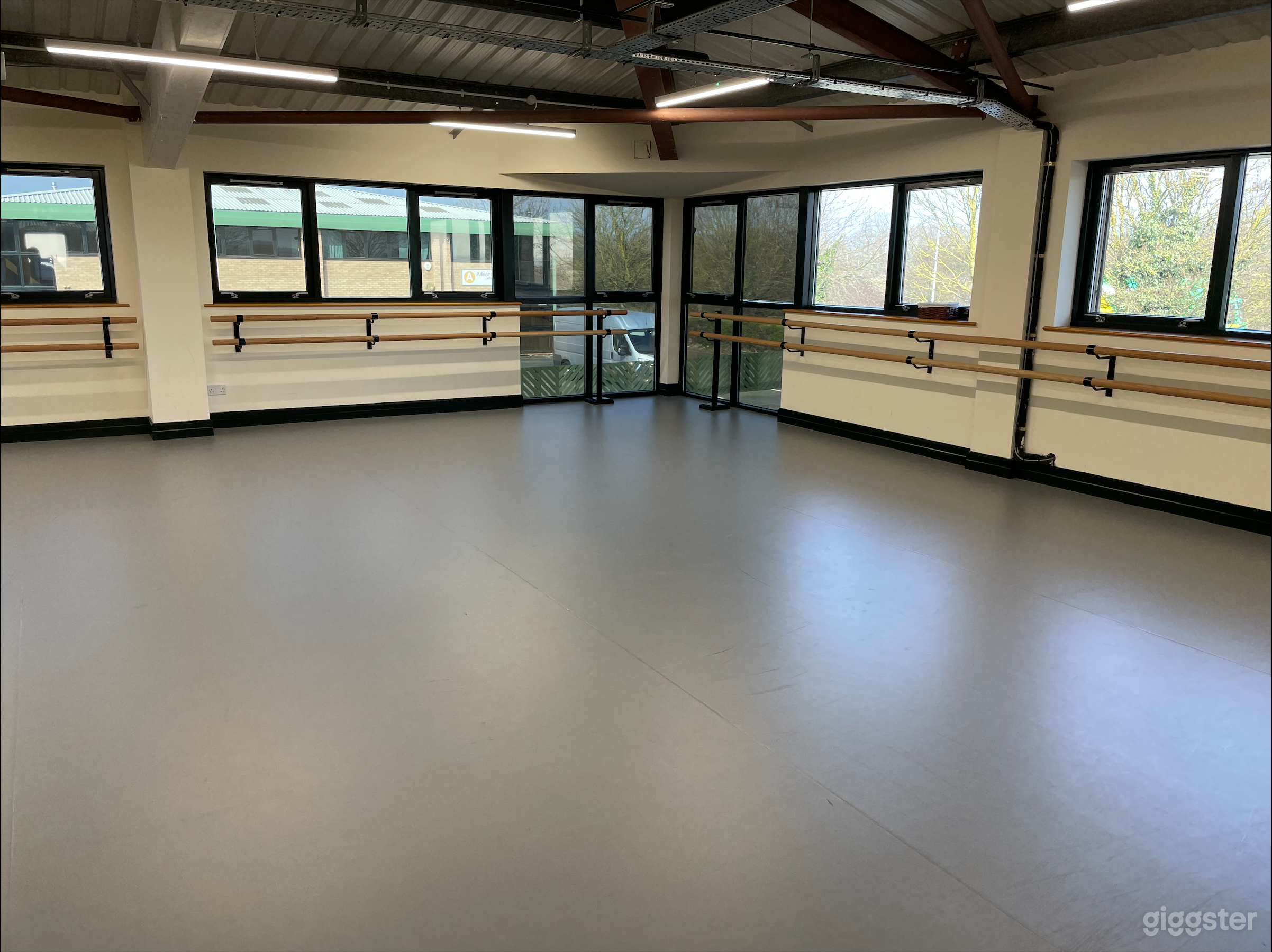 Studio 2 (872 sq. ft.) Photo 2