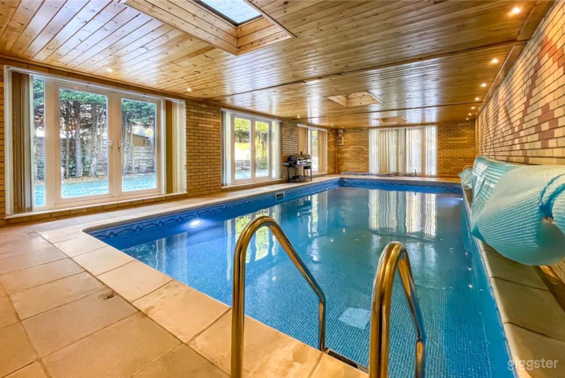 Large 7 bedroom indoor pool house Photo 3
