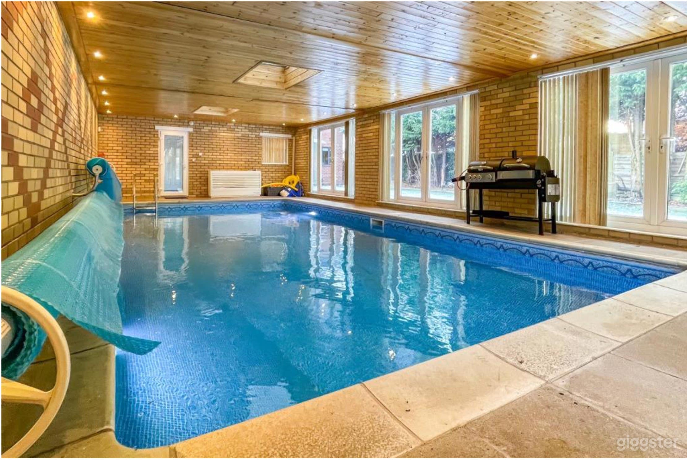 Large 7 bedroom indoor pool house Photo 2