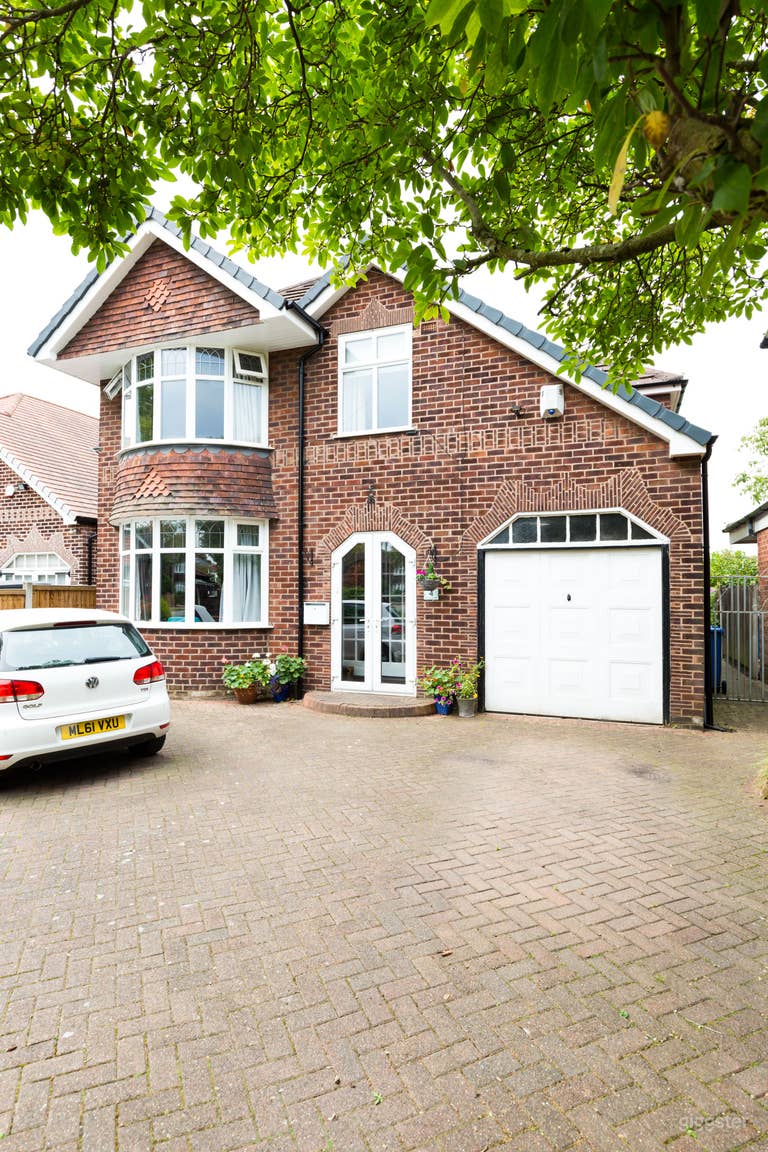  1930s Detached House with large garden 