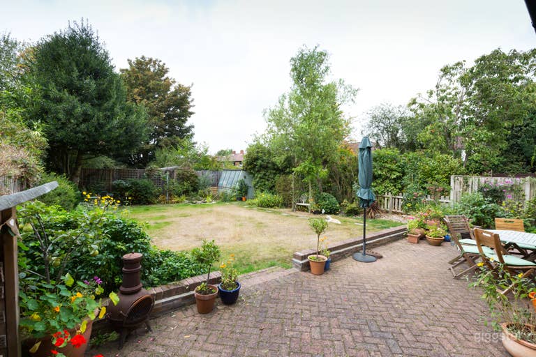  Large rear garden 