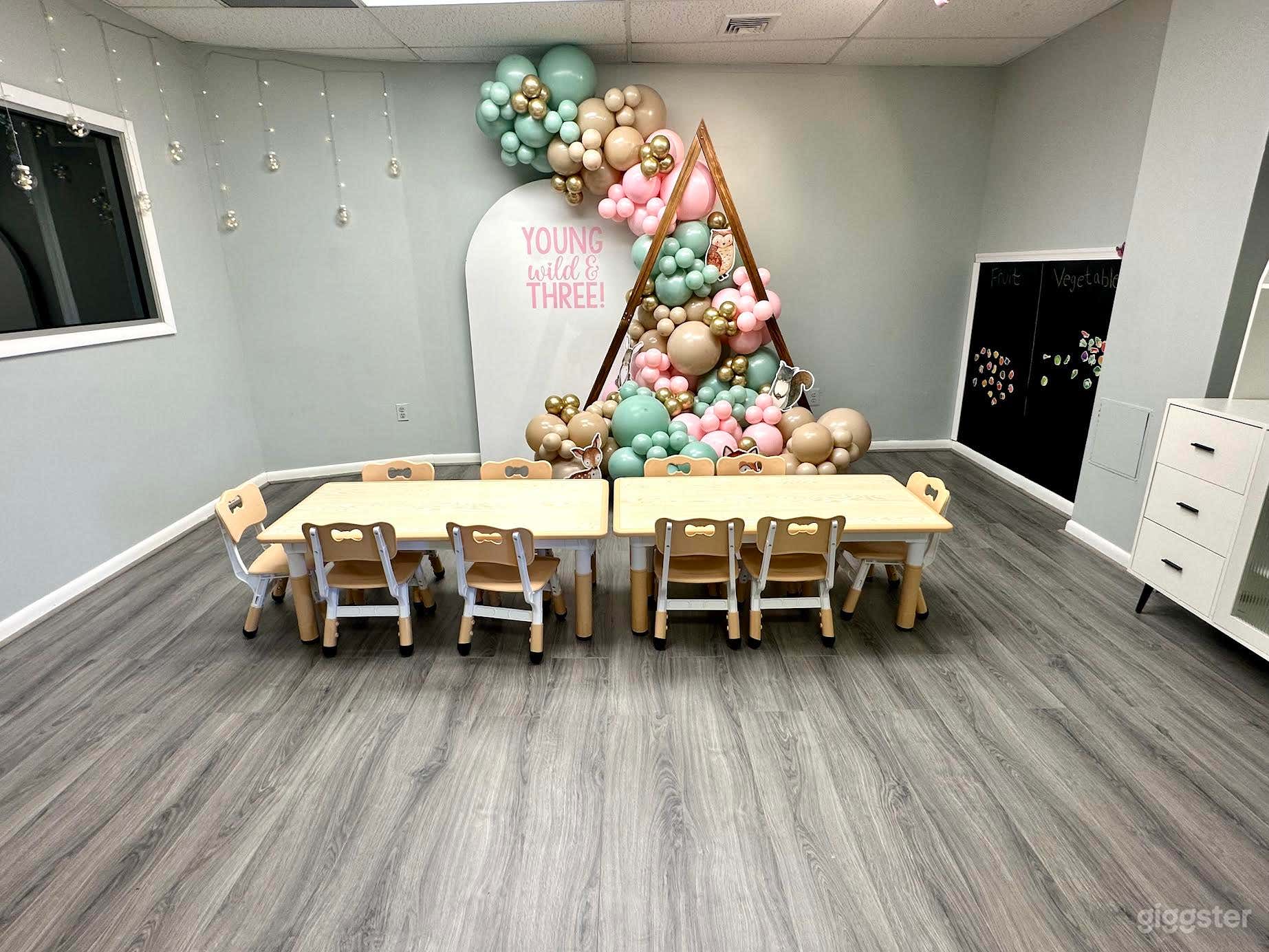 Can include large kids’ tables with seating for up to 16
A chalkboard wall for interactive play or teaching
Soft neutral decor, perfect for themed events or photo ops

