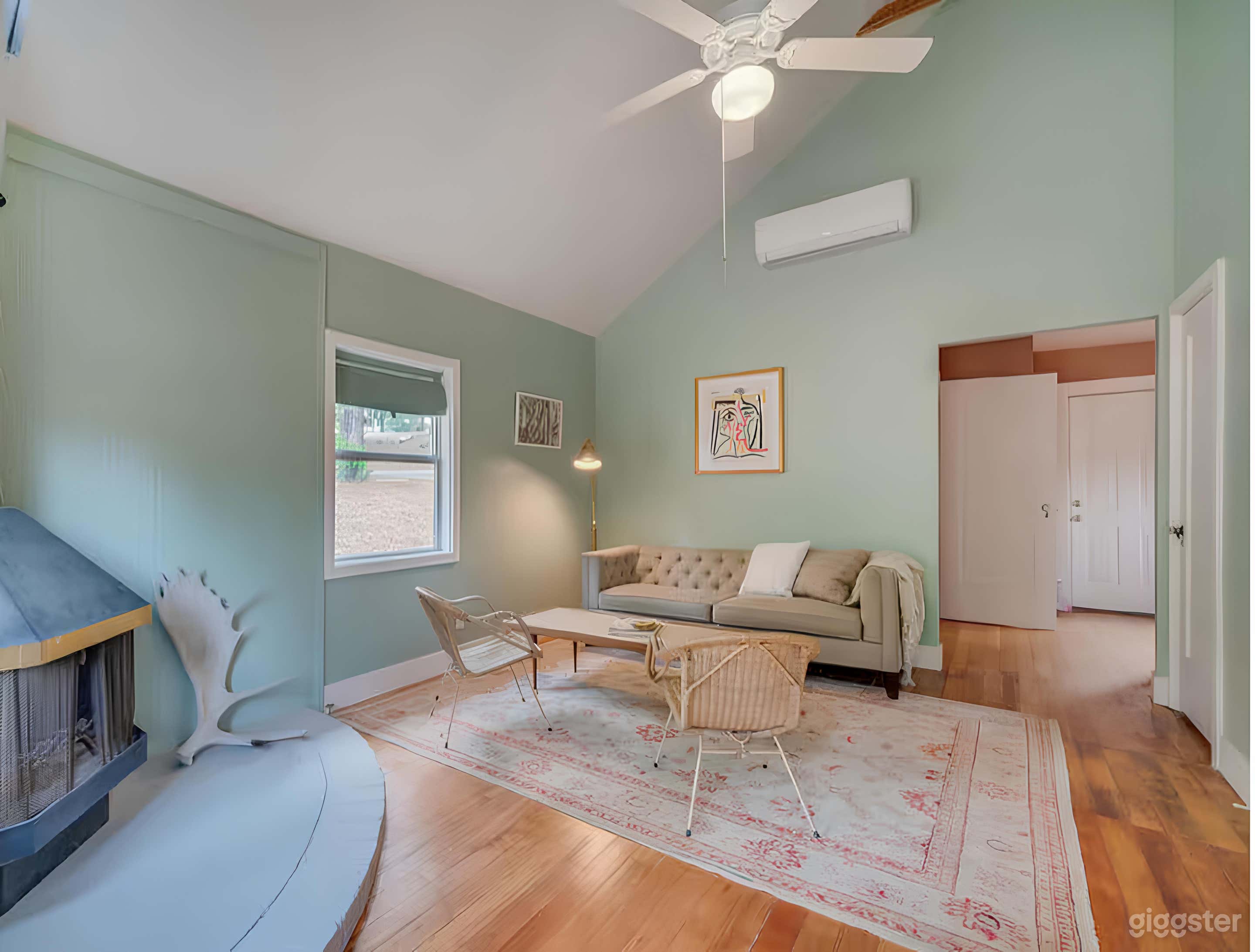 Modern Cabin 6 Photo 2