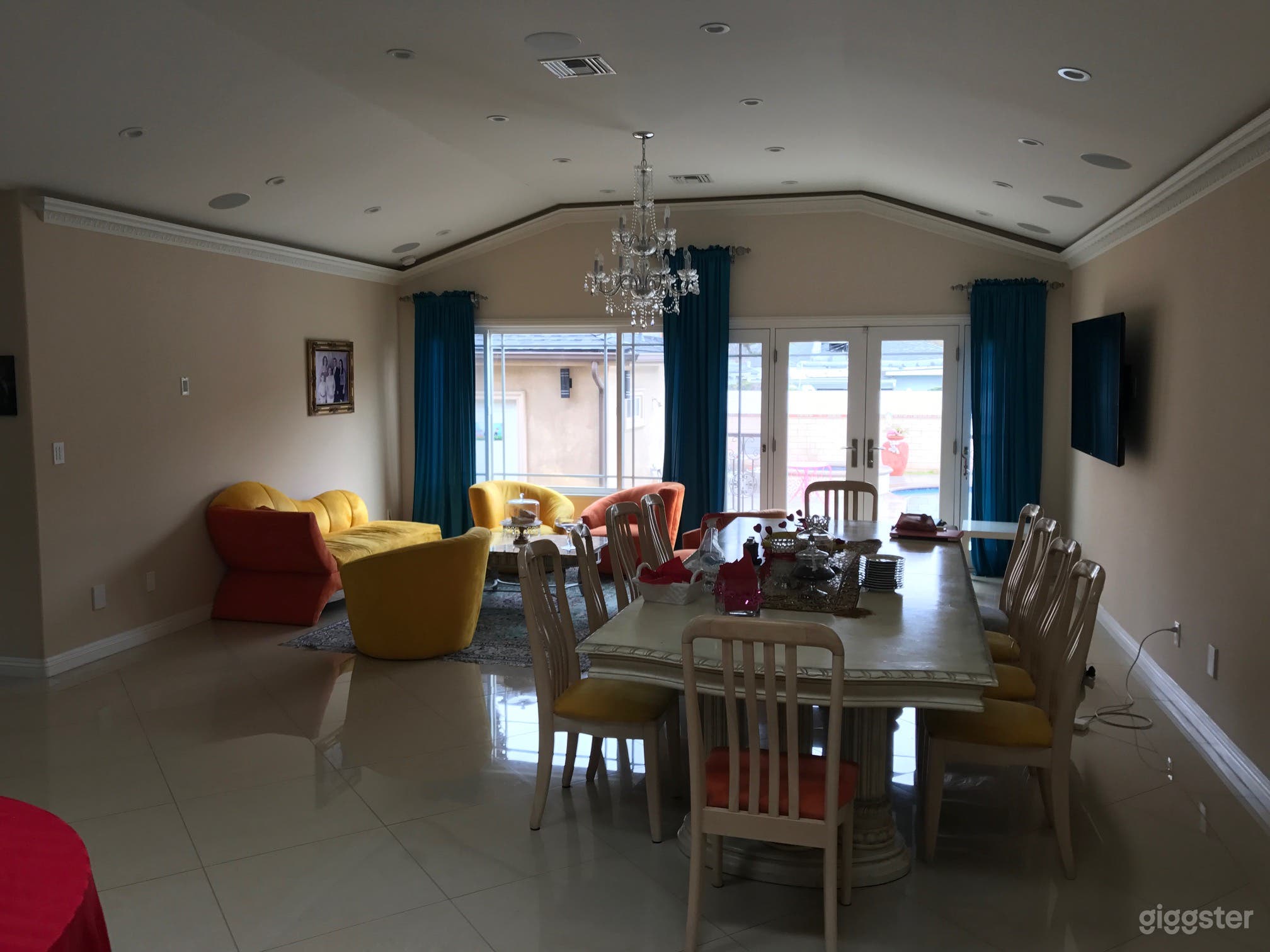 Gorgeous Newly-Remodeled Home with Pool/Spa  Photo 3