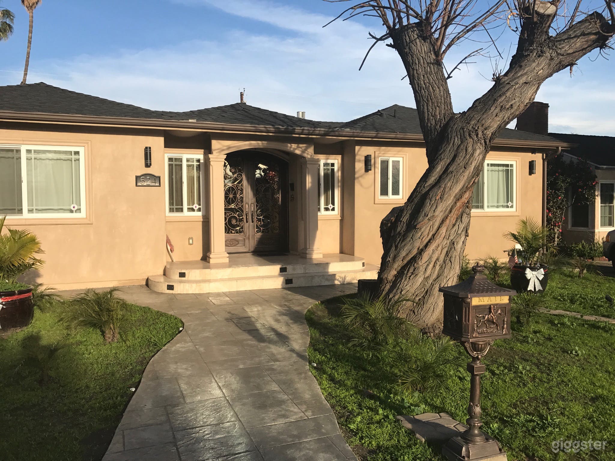 Gorgeous Newly-Remodeled Home with Pool/Spa  Photo 1