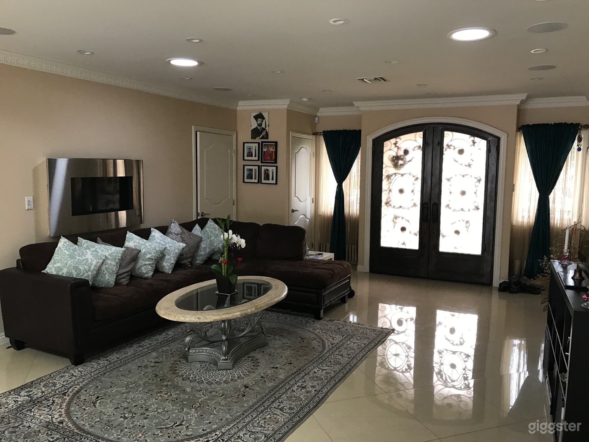 Gorgeous Newly-Remodeled Home with Pool/Spa  Photo 2