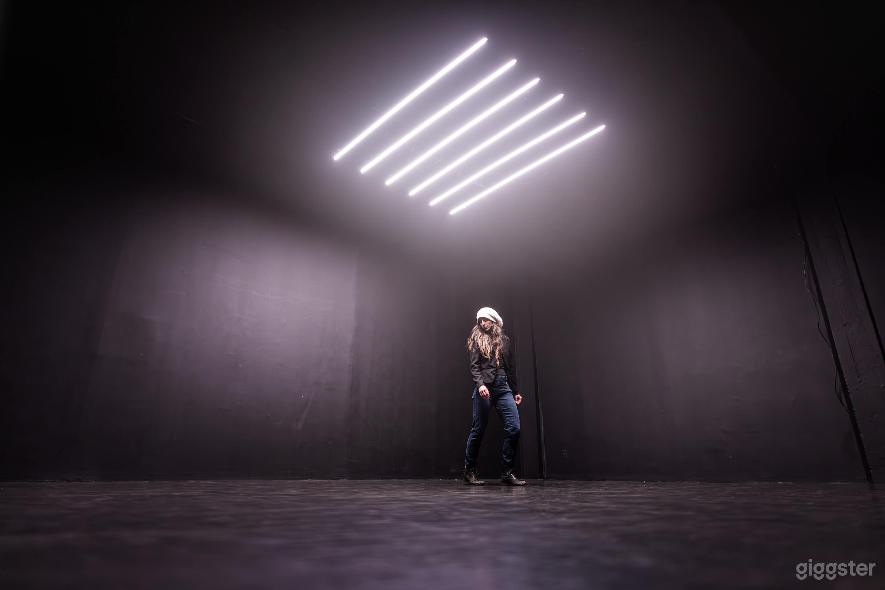 Blackout studio for photography / videography / music videos Photo 1