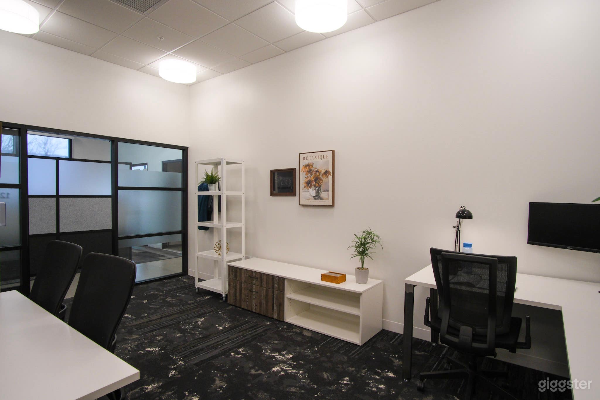 Spacious Team Day Office Photo 3