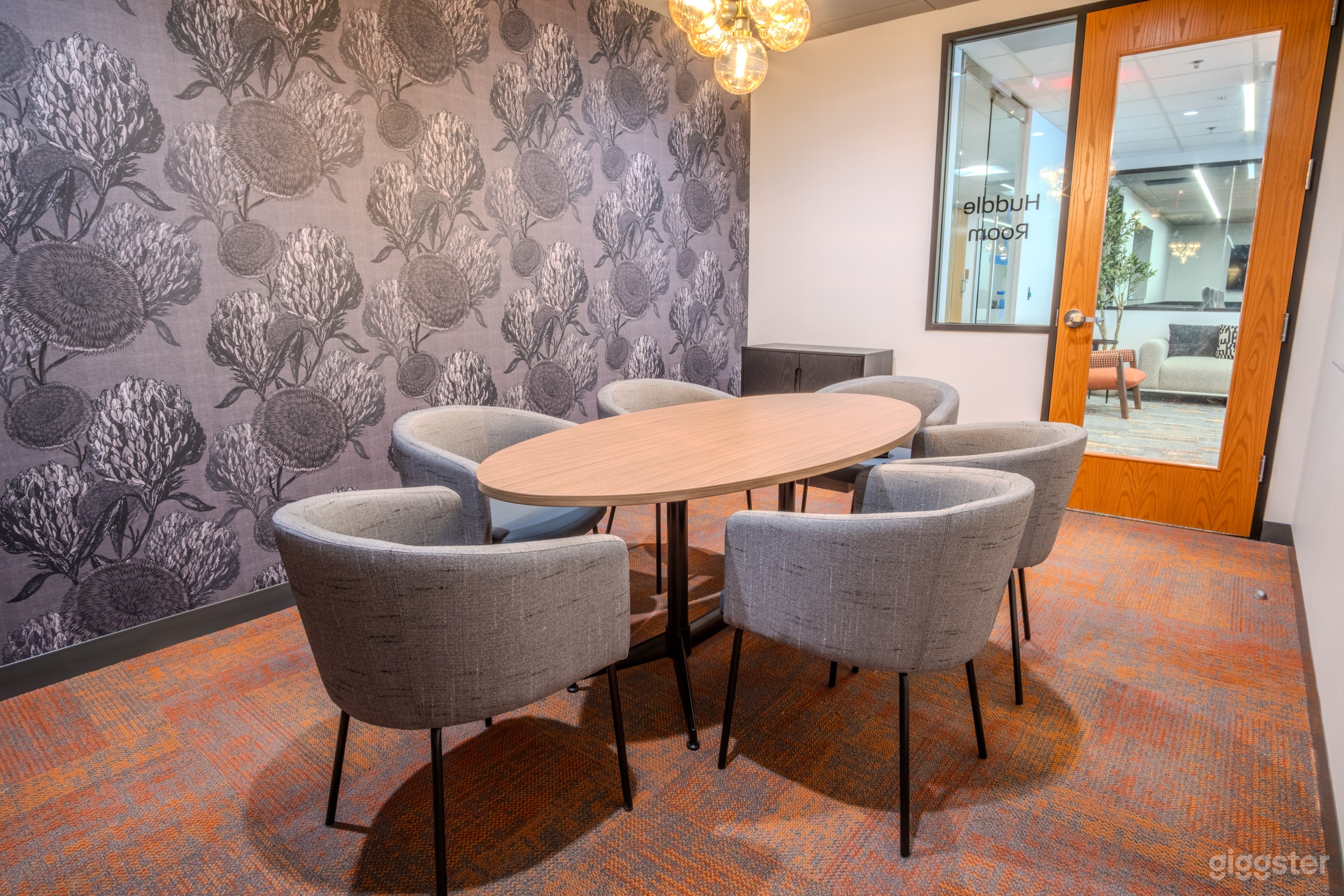 Comfortable 6-person Huddle Room in Uptown Photo 2