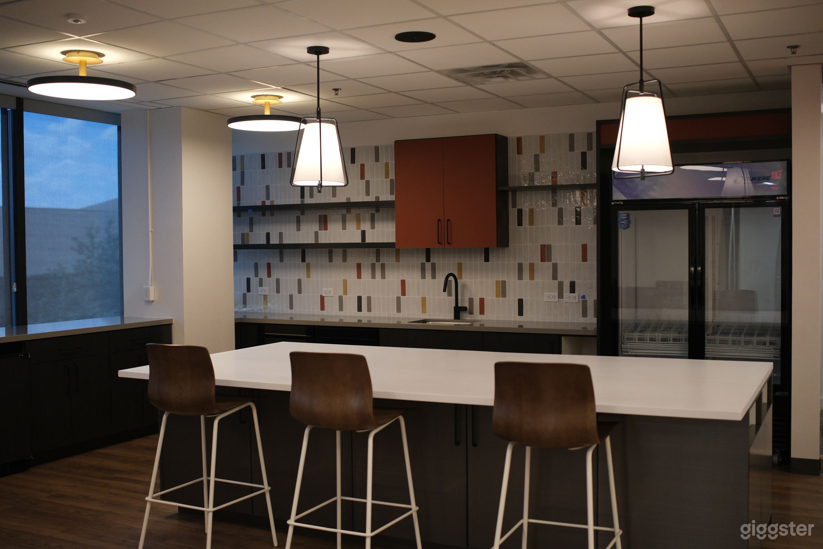 Comfortable 6-person Huddle Room in Uptown Photo 3