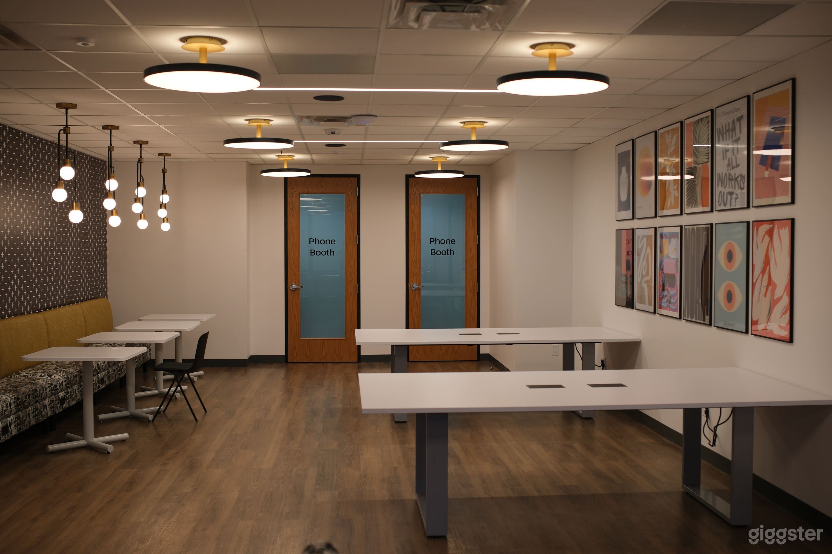 Comfortable 6-person Huddle Room in Uptown Photo 4