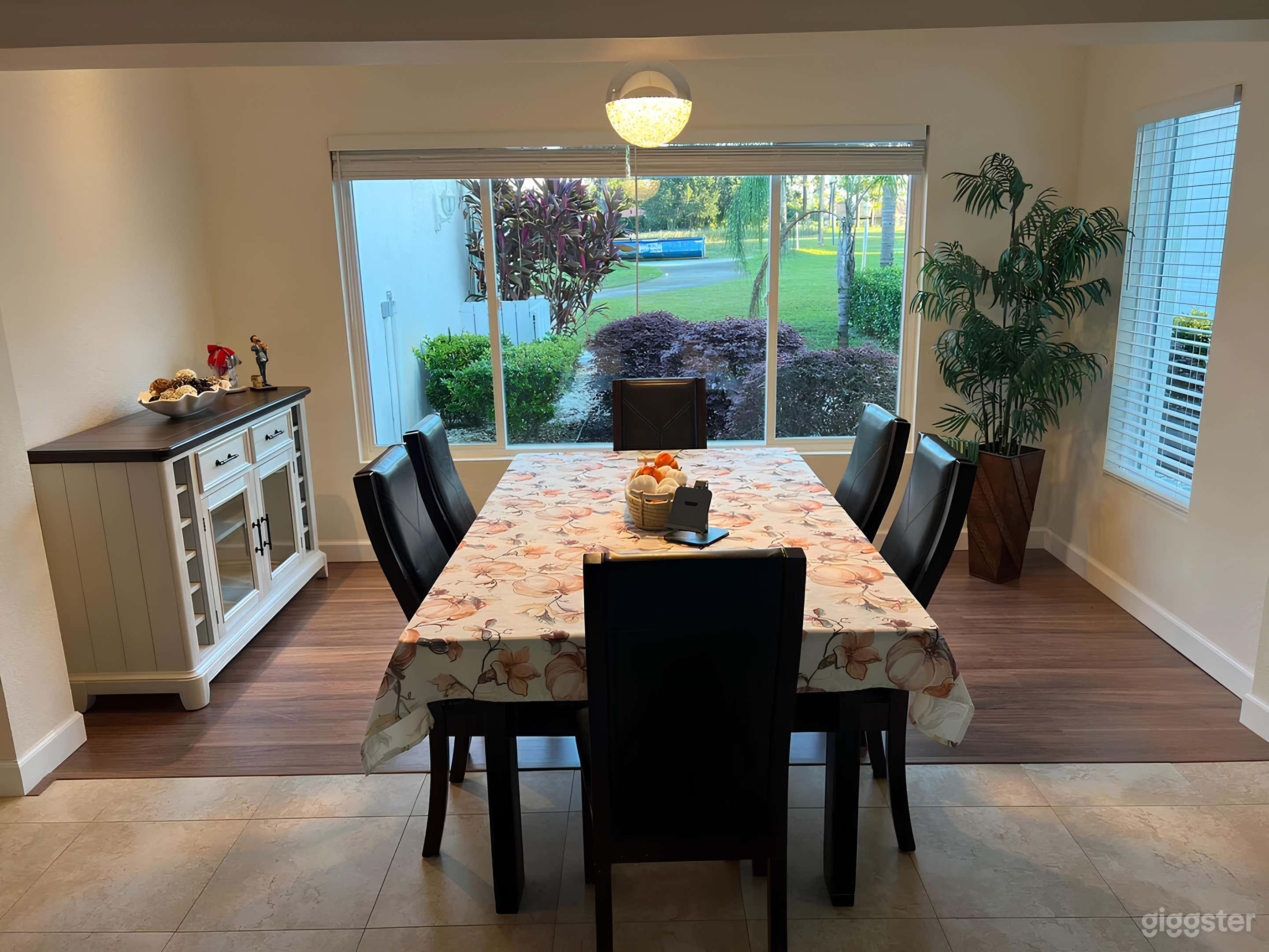 Lakeside Retreat: Bright, Open Living Room Photo 3