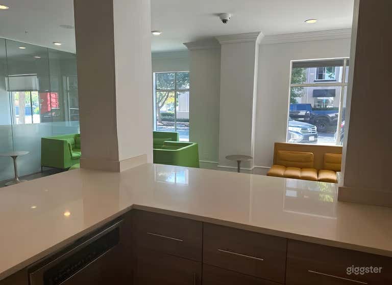  Complete kitchen, lounge furniture and TV 