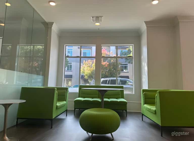  Complete kitchen, lounge furniture and TV 