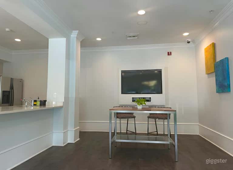  Complete kitchen, lounge furniture and TV 
