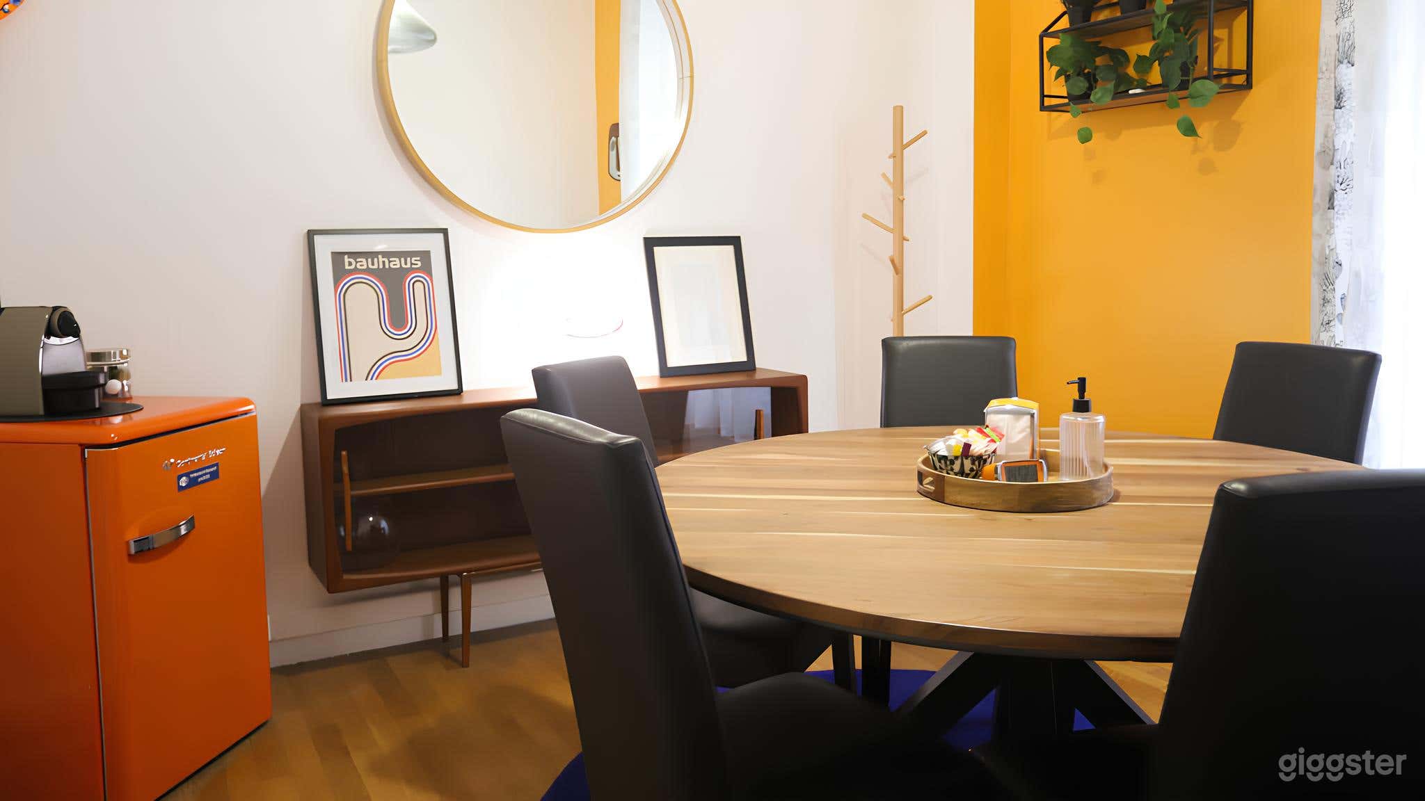 Photo de Orange Room - Warm Colours and Welcoming Layout 1