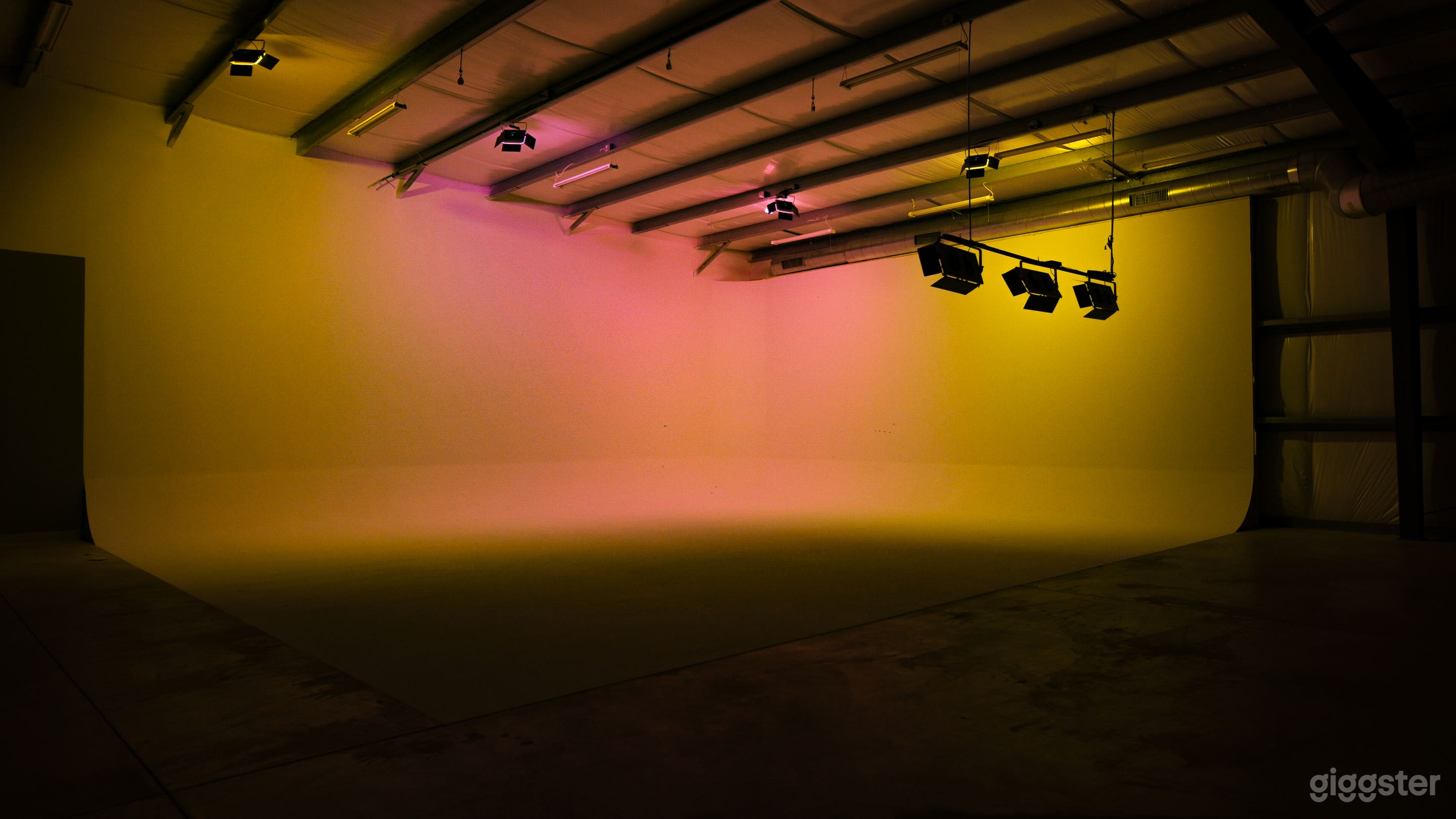 Multi-Set Production Warehouse with 16 Sets  Photo 2