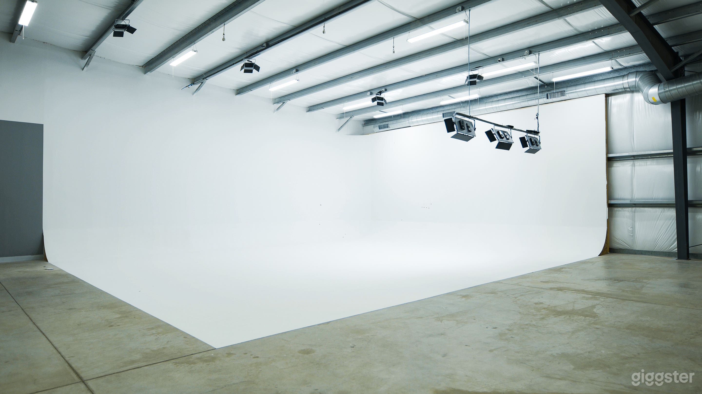 Multi-Set Production Warehouse with 16 Sets  Photo 3