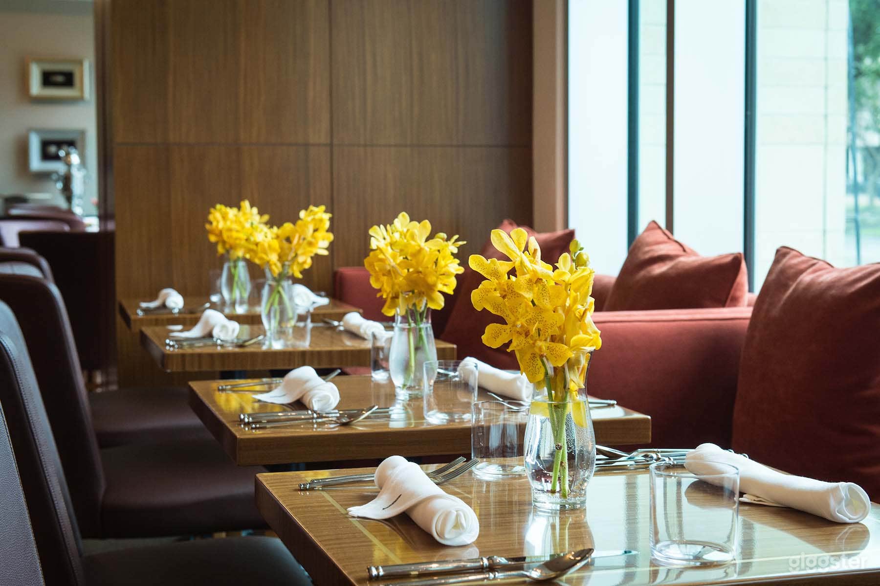 Modern and Stylish Dining Room in Houston Photo 3