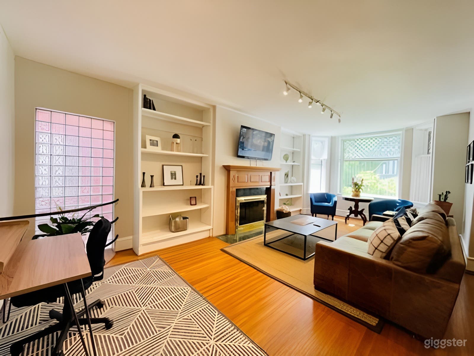 Lovely Uptown Condo in 1890's Building with Yard Photo 1