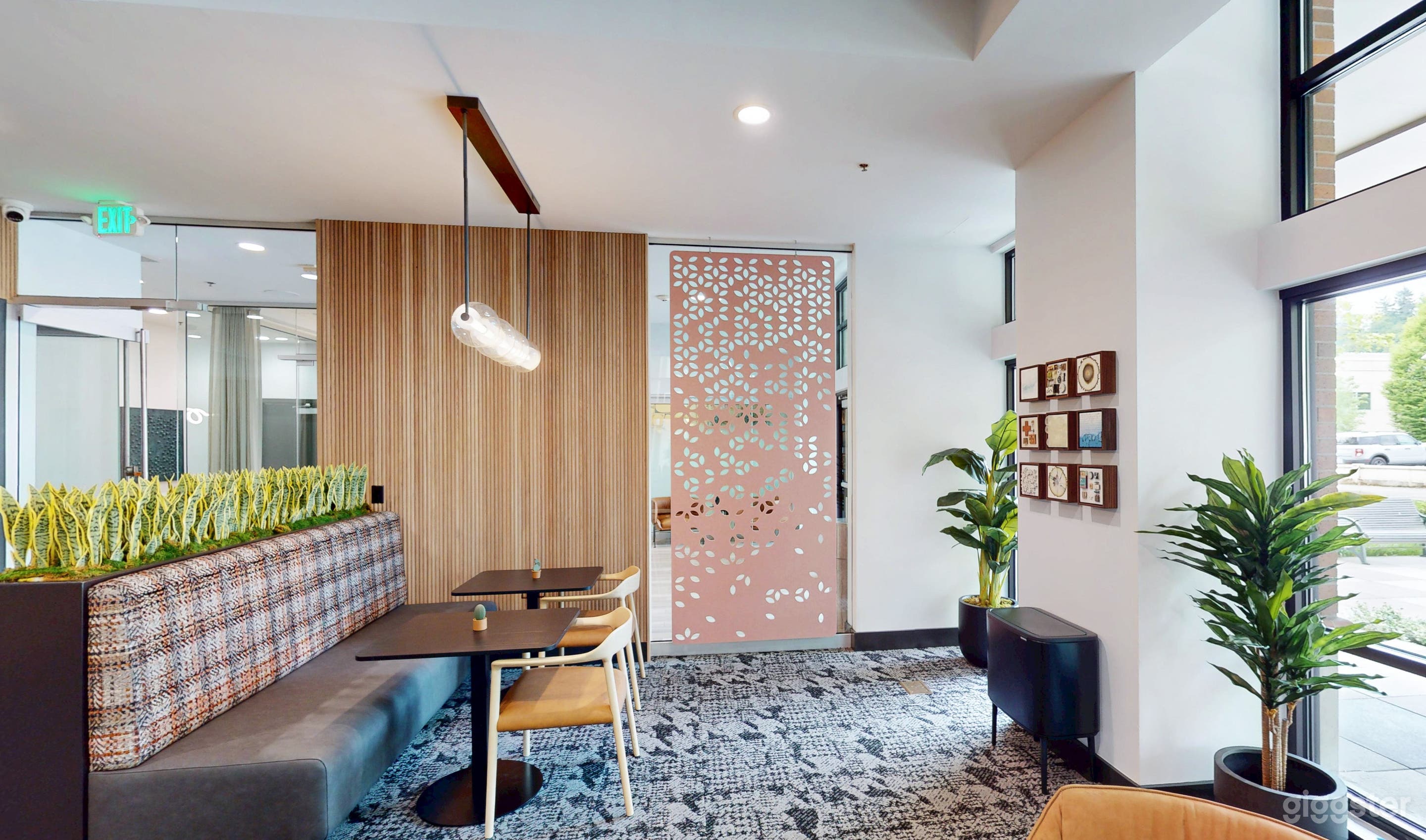 Elegant Lounge on Mercer Island Photo 3