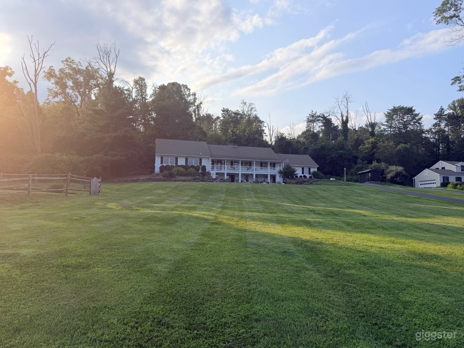 Charming Home atop large hill with long driveway Photo 3