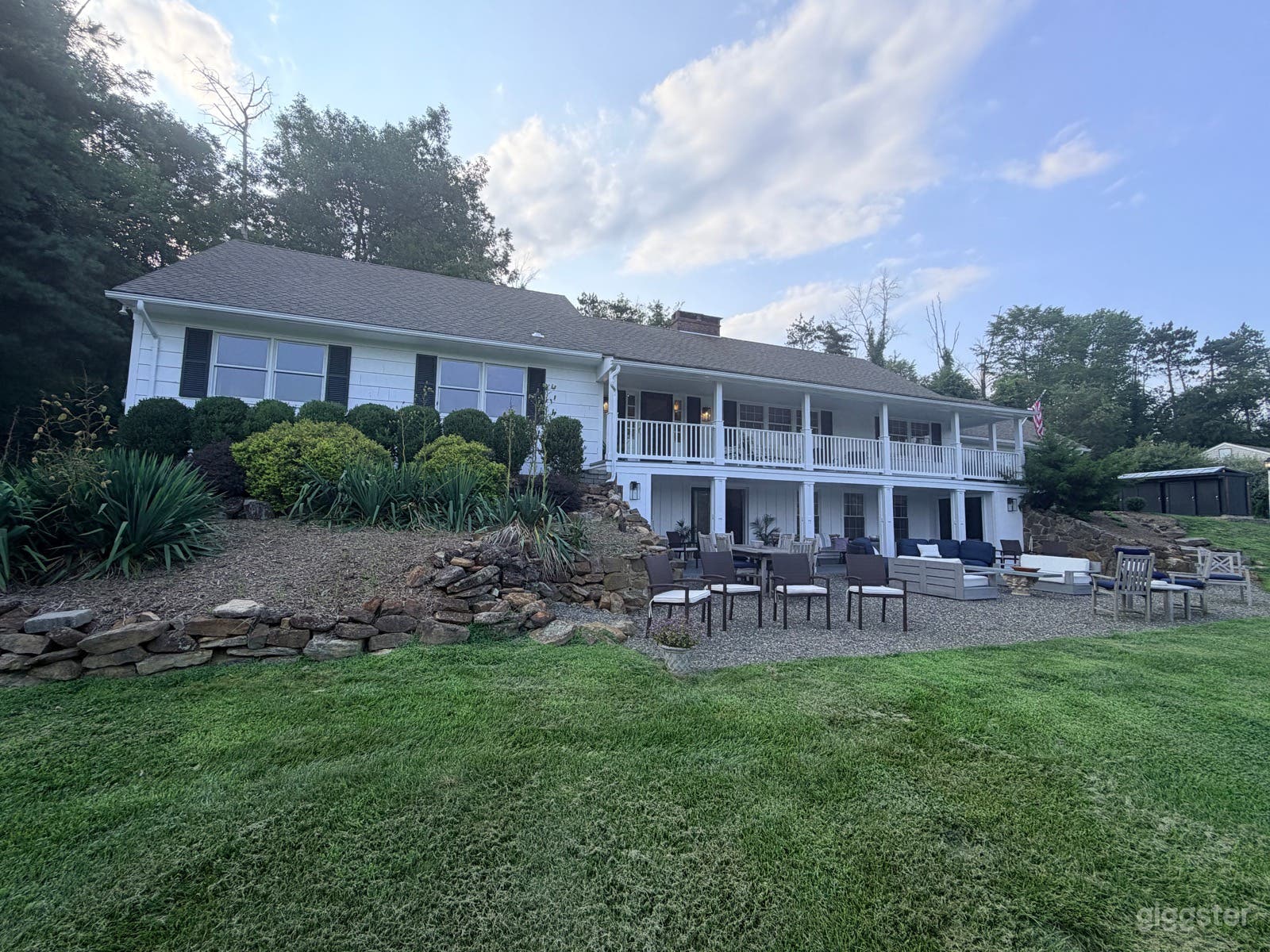 Charming Home atop large hill with long driveway Photo 4