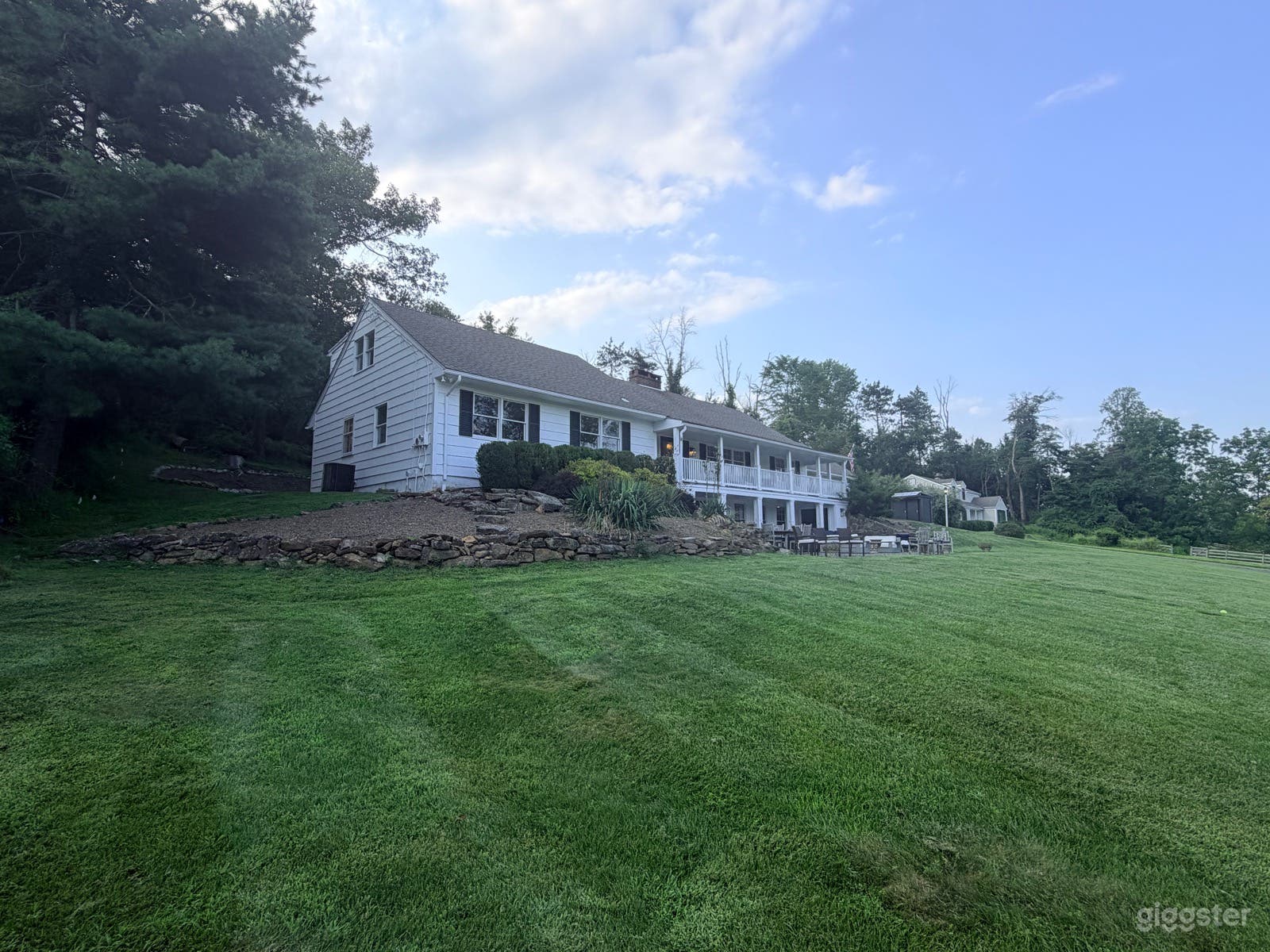 Charming Home atop large hill with long driveway Photo 2