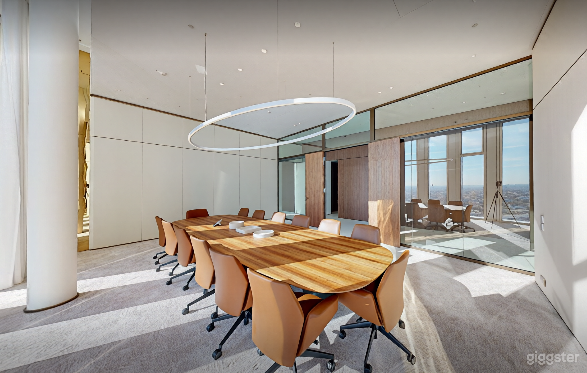 Executive-Vorstandsraum im Hochhaus mit Panoramablick auf die Stadt Foto 3