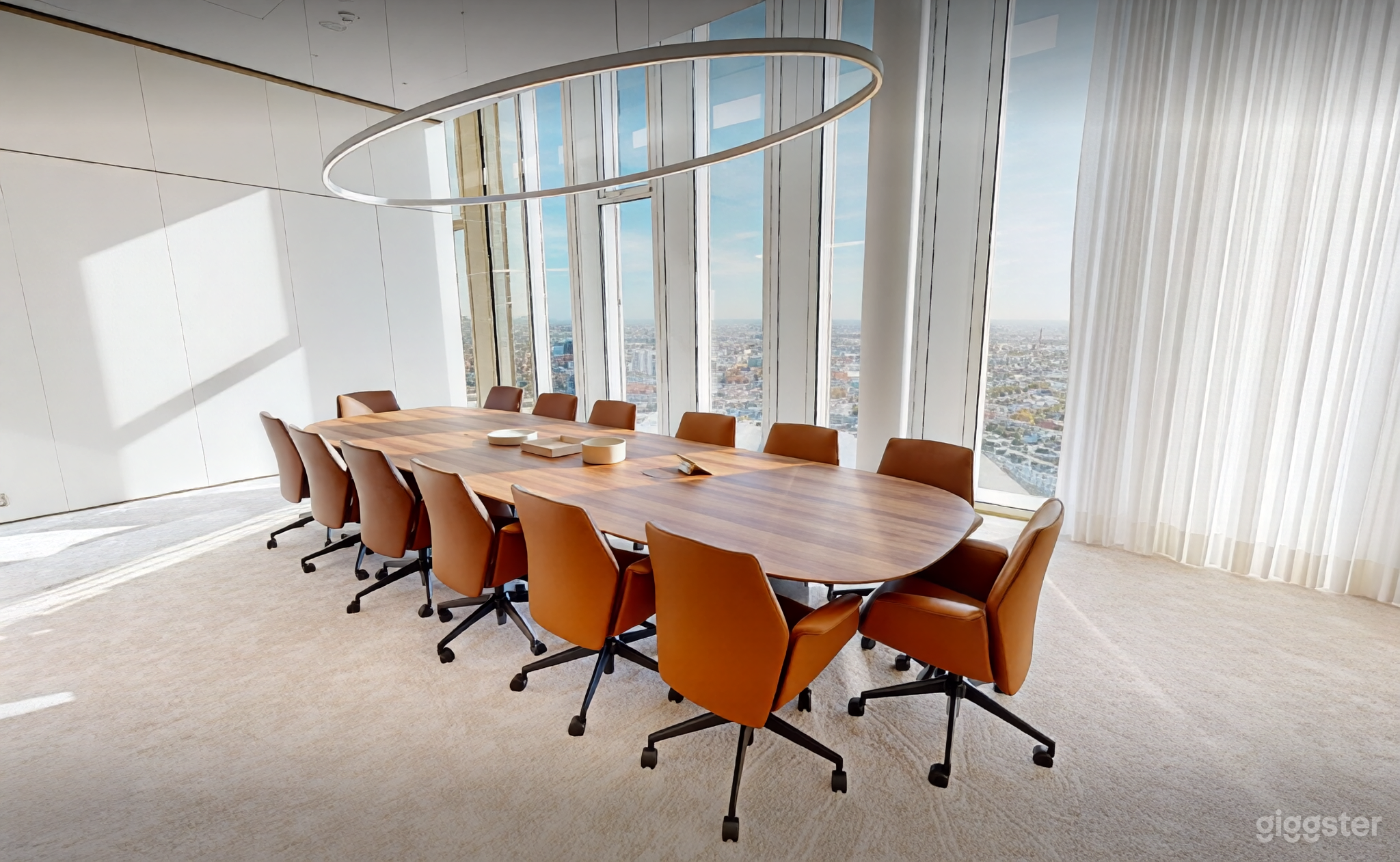 Executive-Vorstandsraum im Hochhaus mit Panoramablick auf die Stadt Foto 4