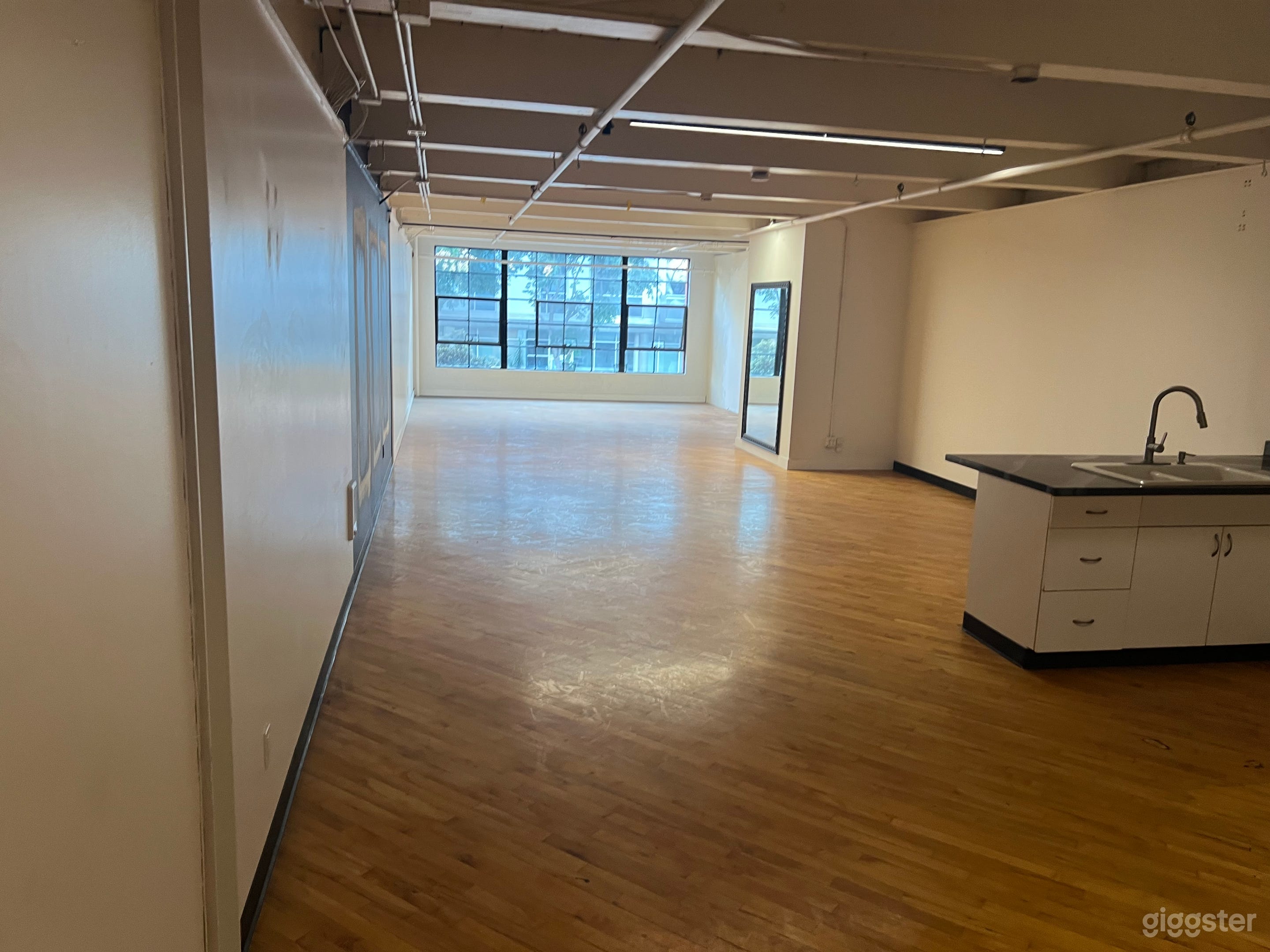 Modern Industrial Studio & Creative Flex Space Photo 2