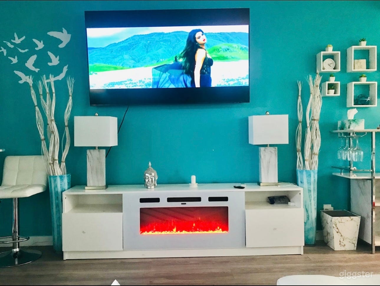 Modern Luxury Getaway with Jacuzzi  Photo 3