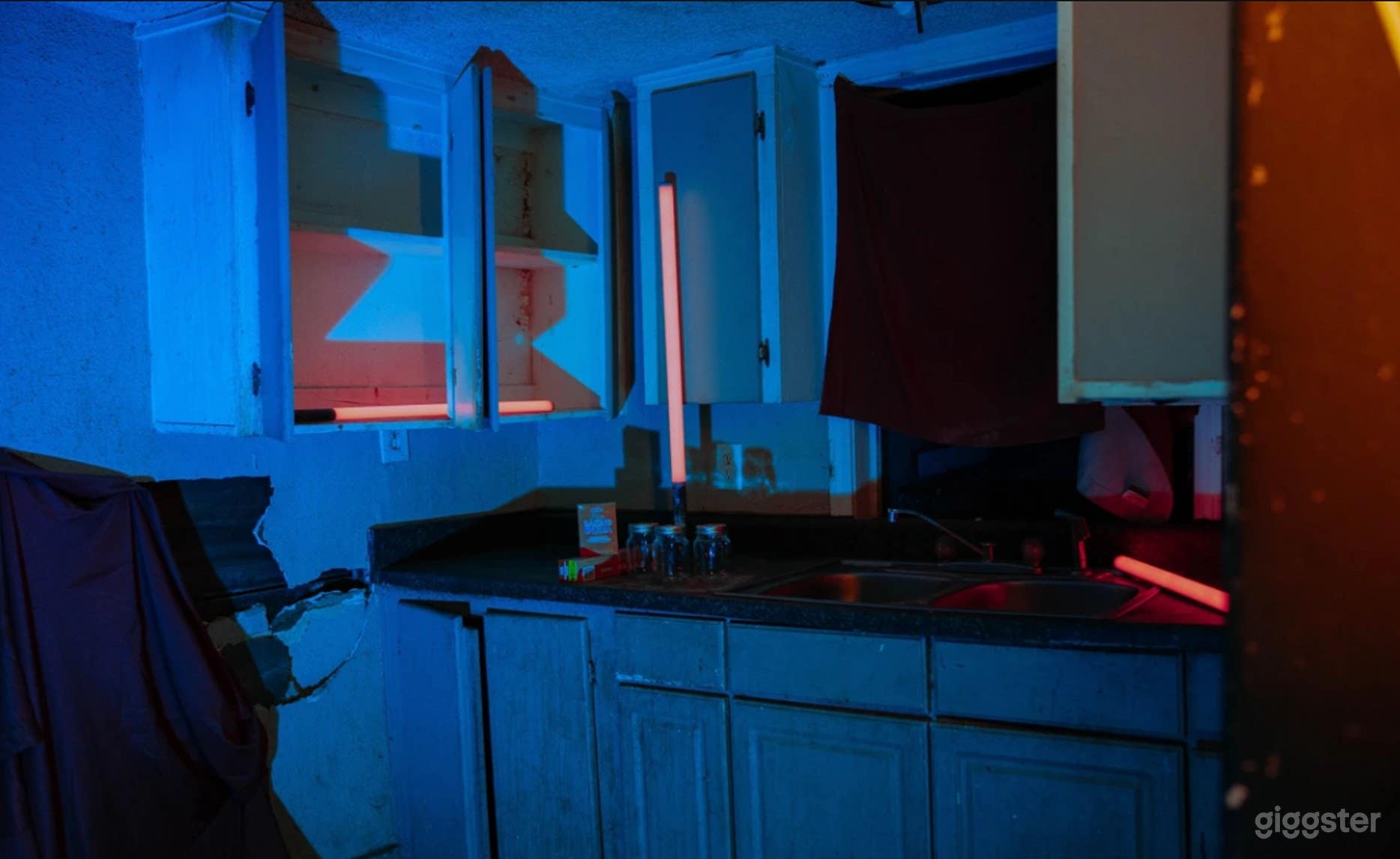 Trap House Film Set indoor/outdoor (smoking allowed) Photo 3